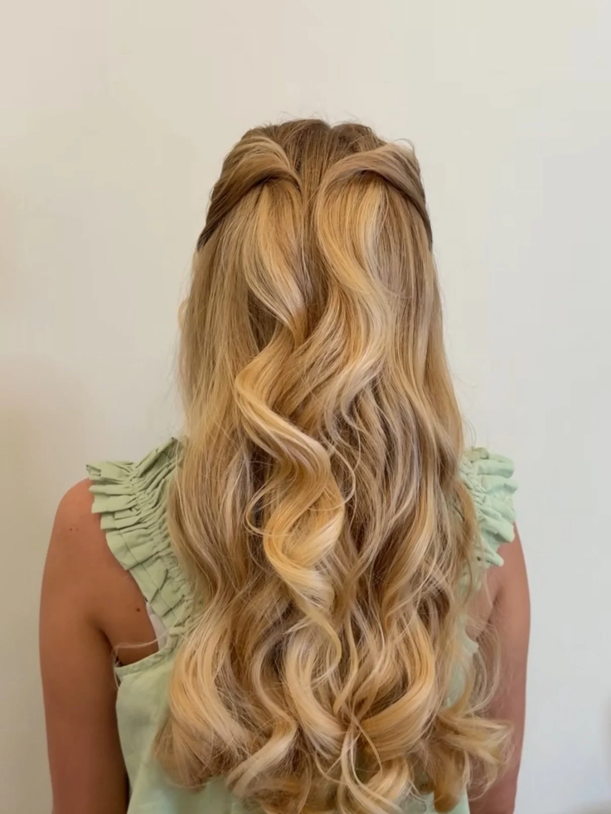 I&rsquo;m calling it now, this is going to be one of the most popular hairstyle trends for bridal in 2026 &amp; 2027! Perfect for bridal or bridesmaids 🫶🏼🍸
.
.
.
#stlbridal #bridalhairstyle #bridesmaidhairstyle #stlwedding #trendinghairstyles