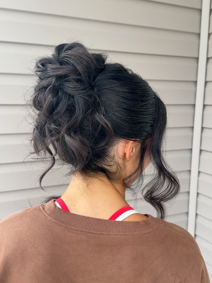 We love a high updo for an August bridal shower!! Caitlyn, I hope you feel loved today by all your family and friends as they gather to celebrate you 🌸🤍
.
.
.
High updo, brunette high updo, bridal shower hairstyle