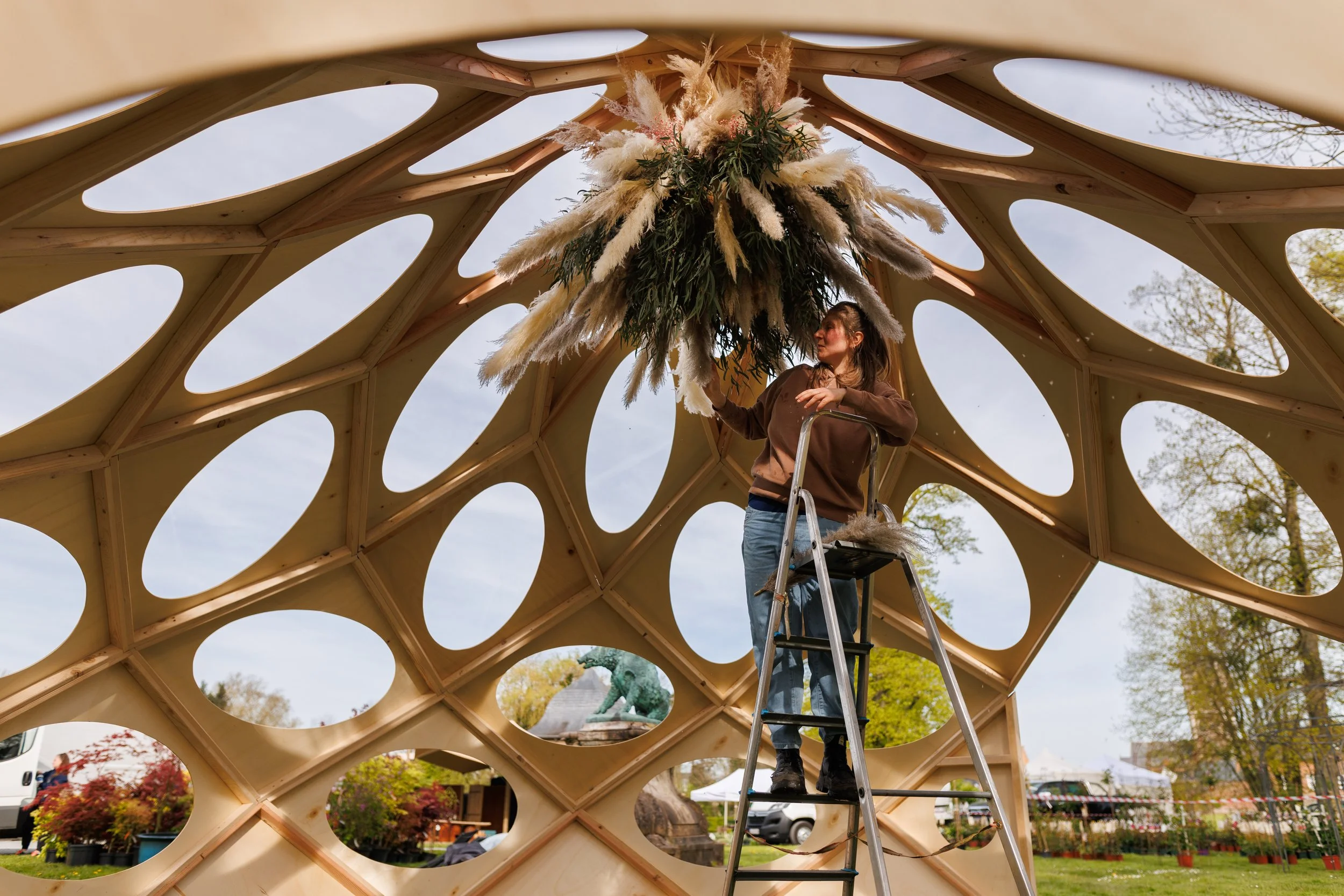 La Fleuriste Enghien décoration structure bois avec pampa et eucalyptus pour une ambiance mariage