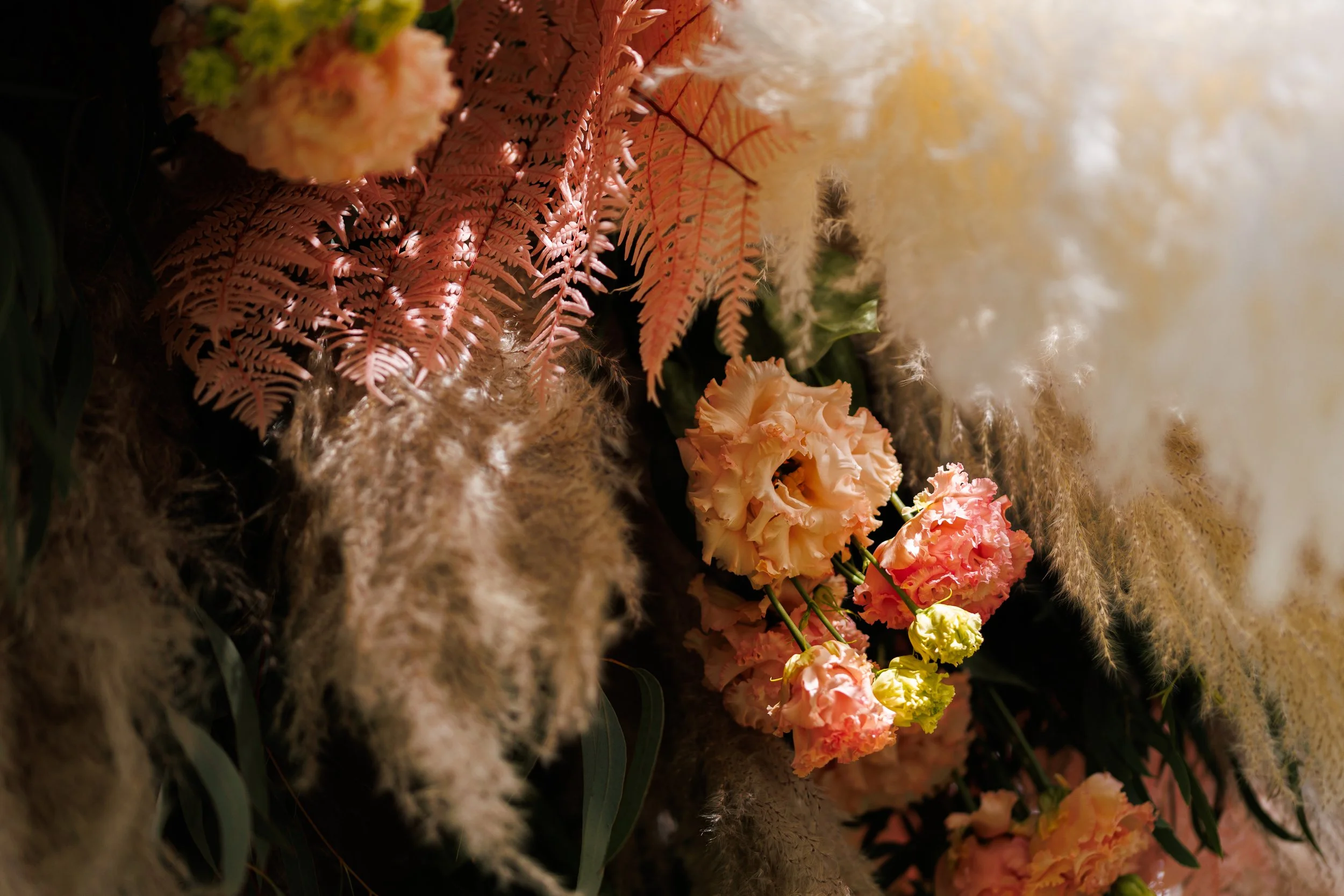 La Fleuriste Enghien décoration structure bois avec pampa et eucalyptus pour une ambiance mariage
