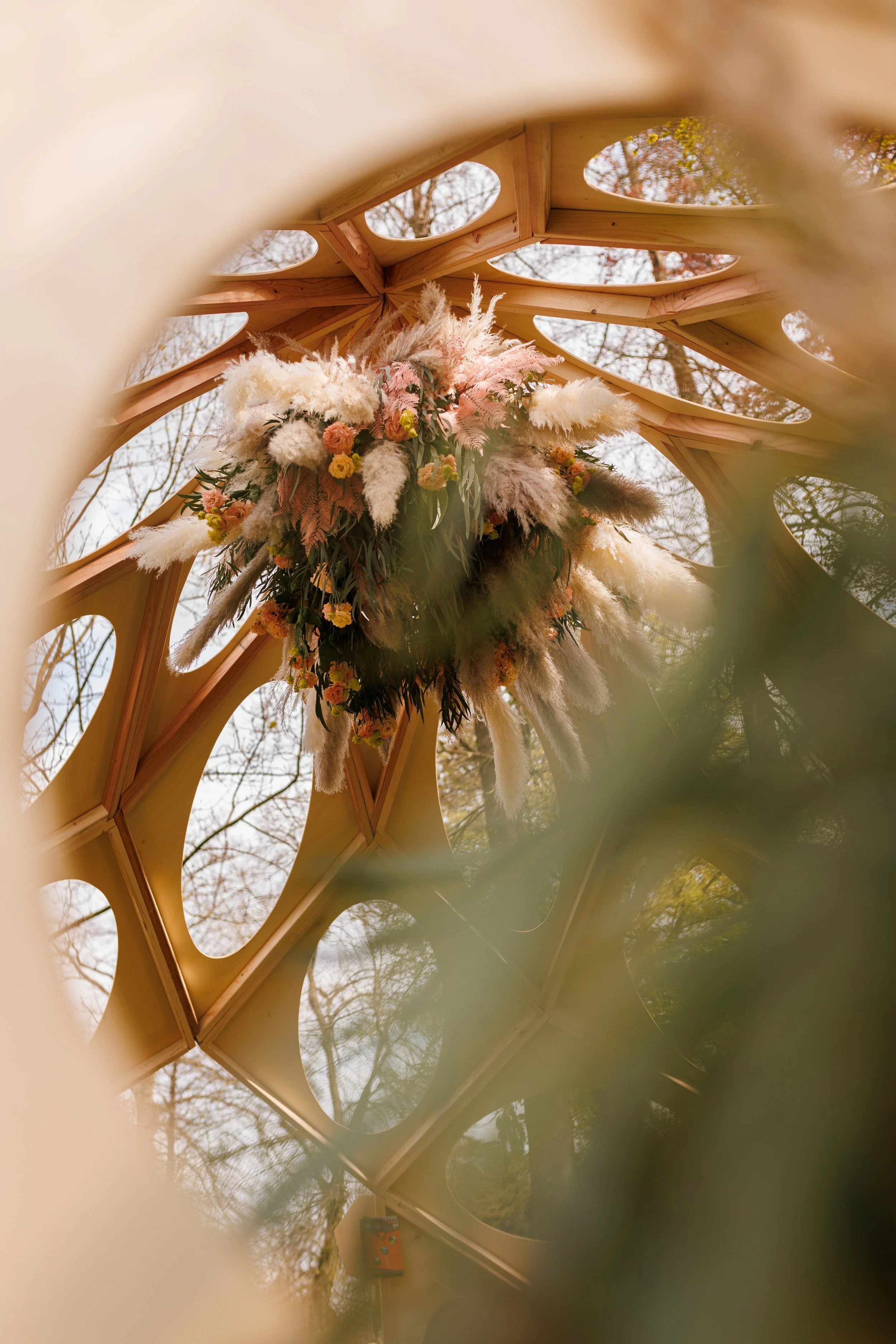 La Fleuriste Enghien décoration structure bois avec pampa et eucalyptus pour une ambiance mariage