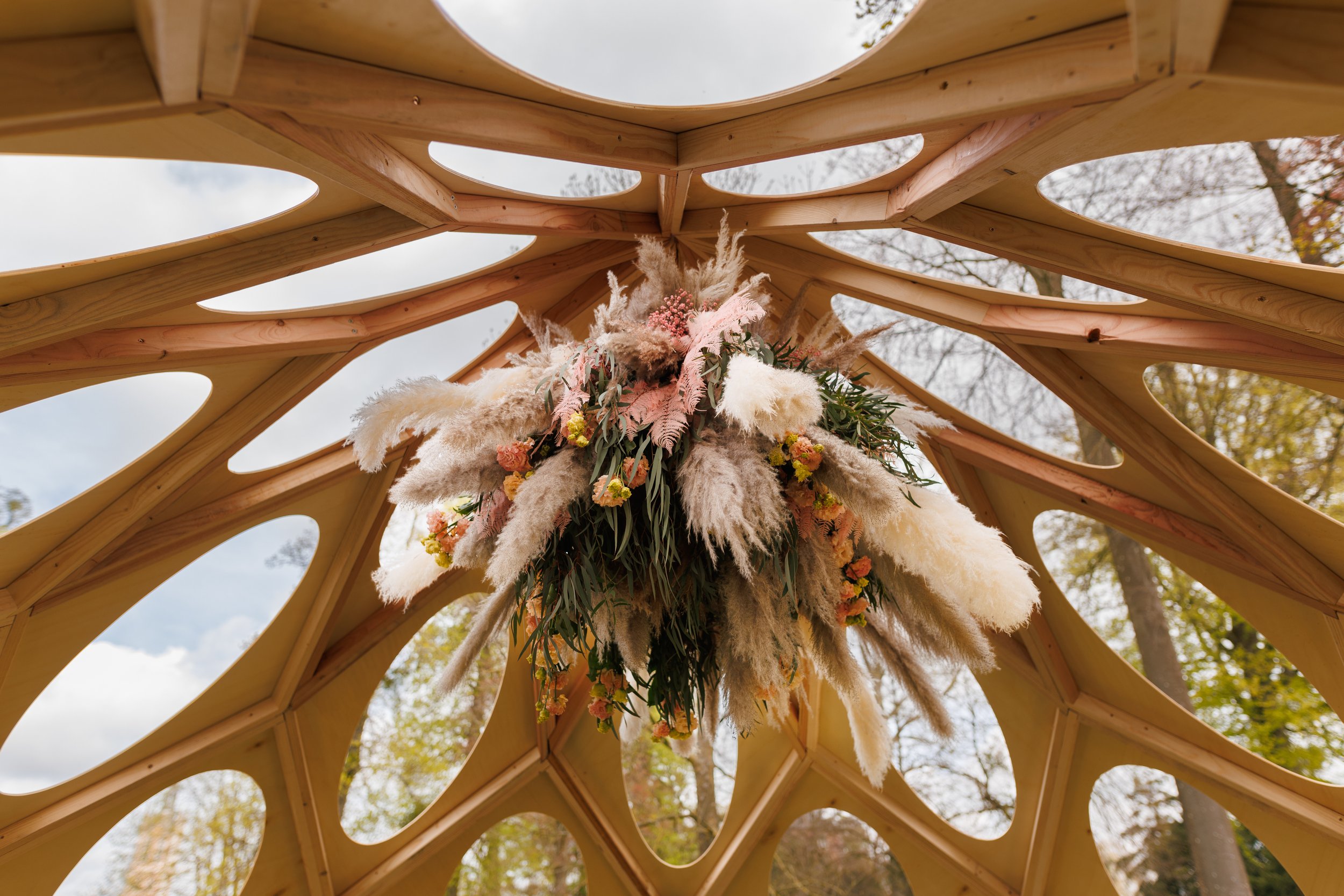 La Fleuriste Enghien décoration structure bois avec pampa et eucalyptus pour une ambiance mariage