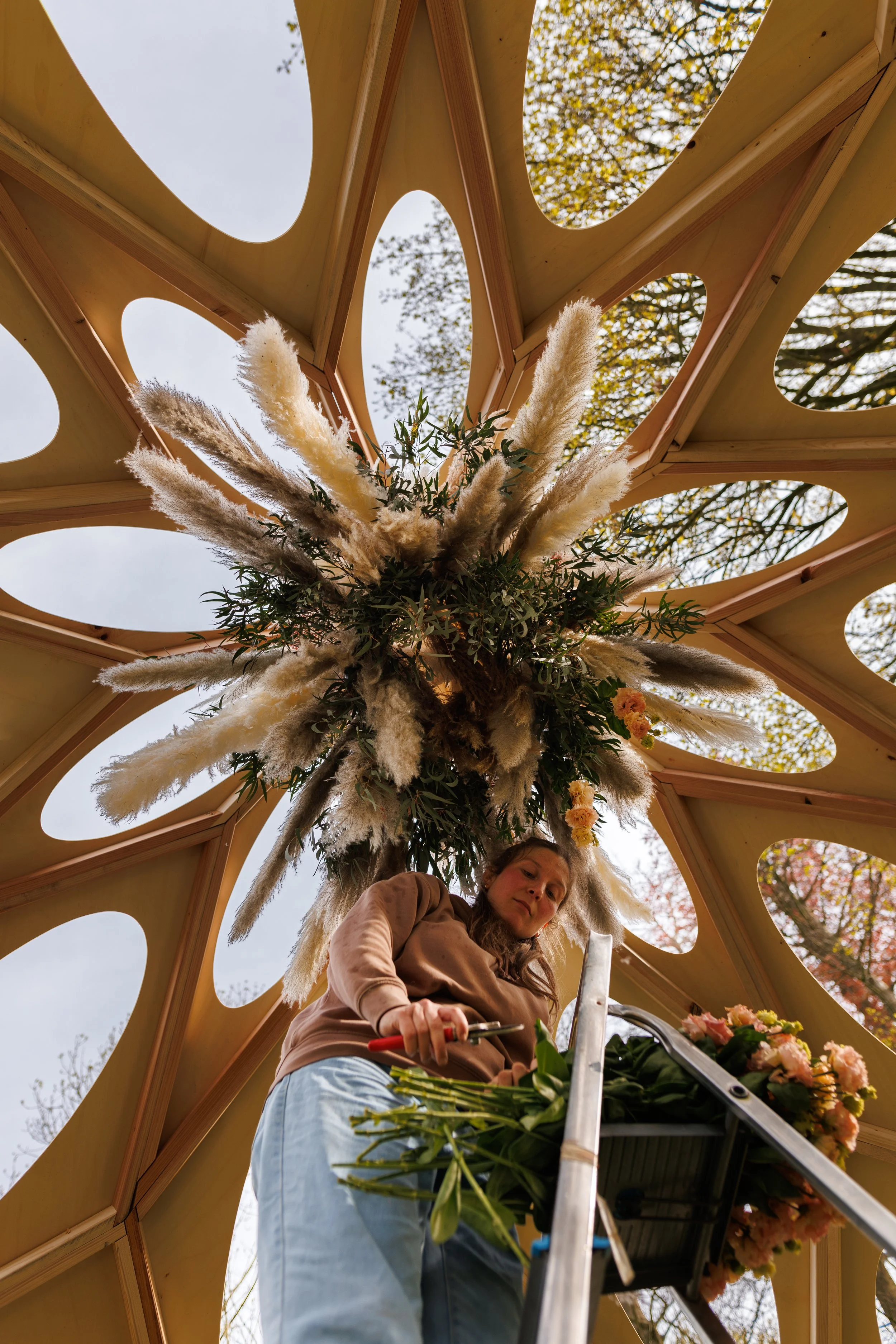 La Fleuriste Enghien décoration structure bois avec pampa et eucalyptus pour une ambiance mariage