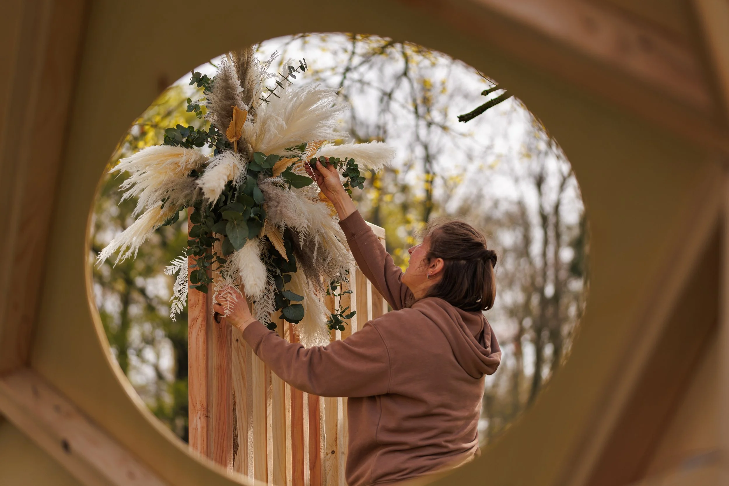 La Fleuriste Enghien décoration structure bois avec pampa et eucalyptus pour une ambiance mariage
