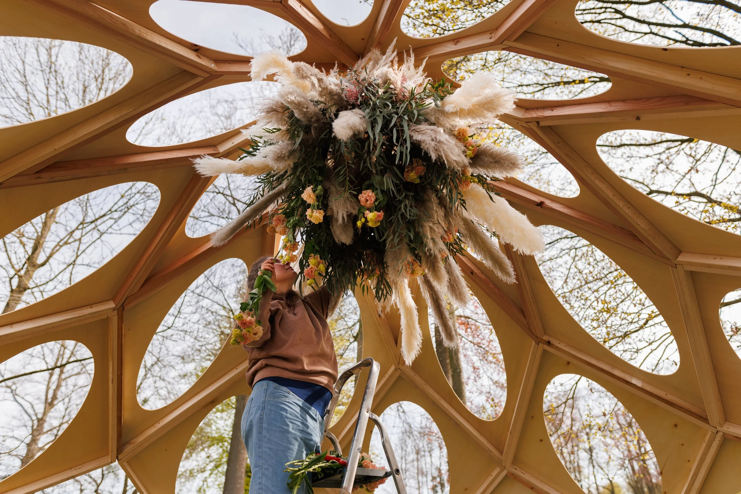 La Fleuriste Enghien décoration structure bois avec pampa et eucalyptus pour une ambiance mariage