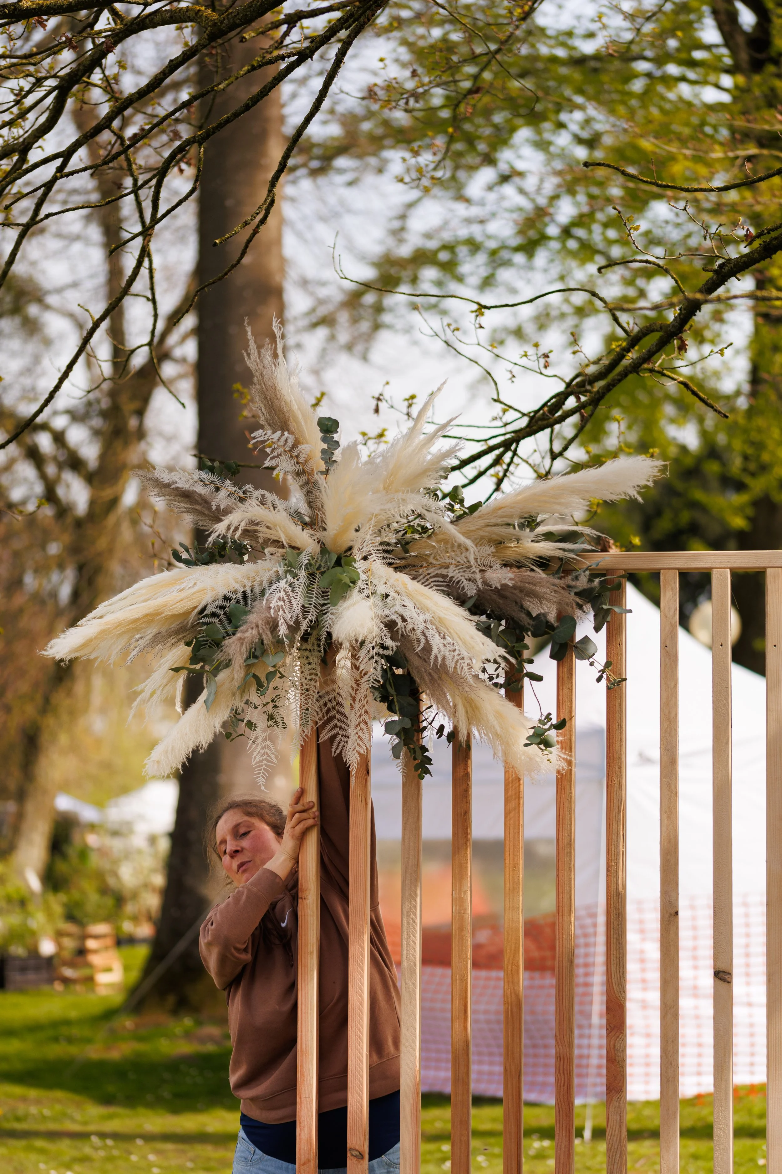 La Fleuriste Enghien décoration structure bois avec pampa et eucalyptus pour une ambiance mariage