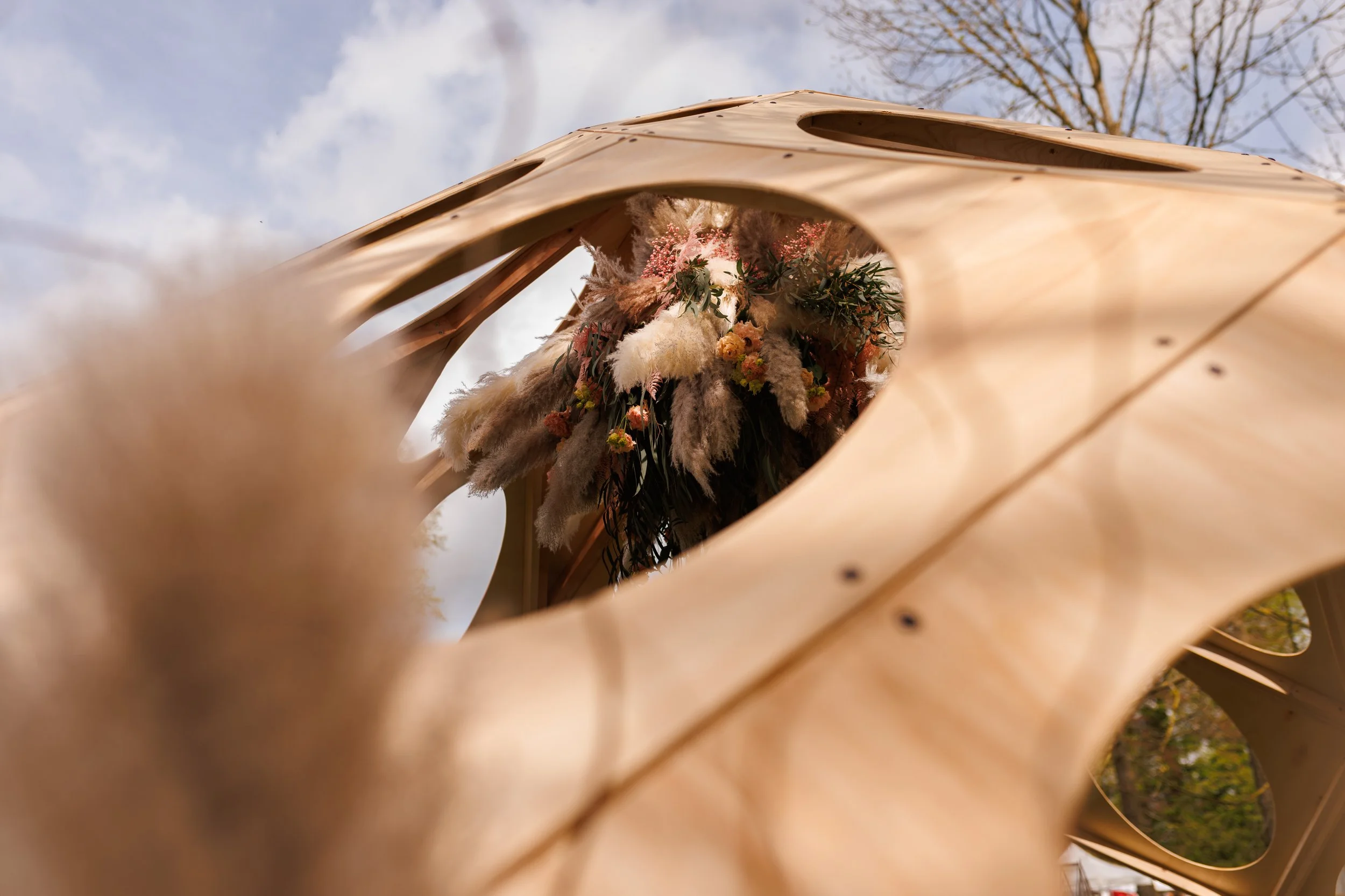 La Fleuriste Enghien décoration structure bois avec pampa et eucalyptus pour une ambiance mariage