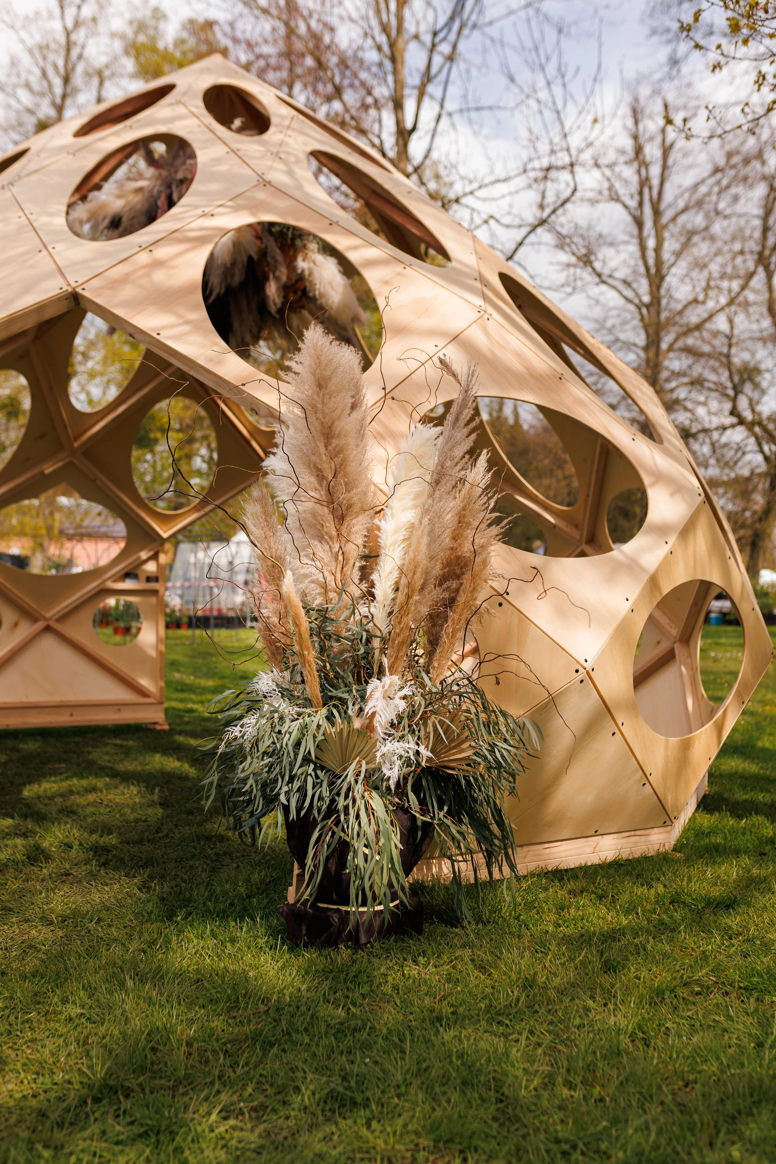 La Fleuriste Enghien décoration structure bois avec pampa et eucalyptus pour une ambiance mariage