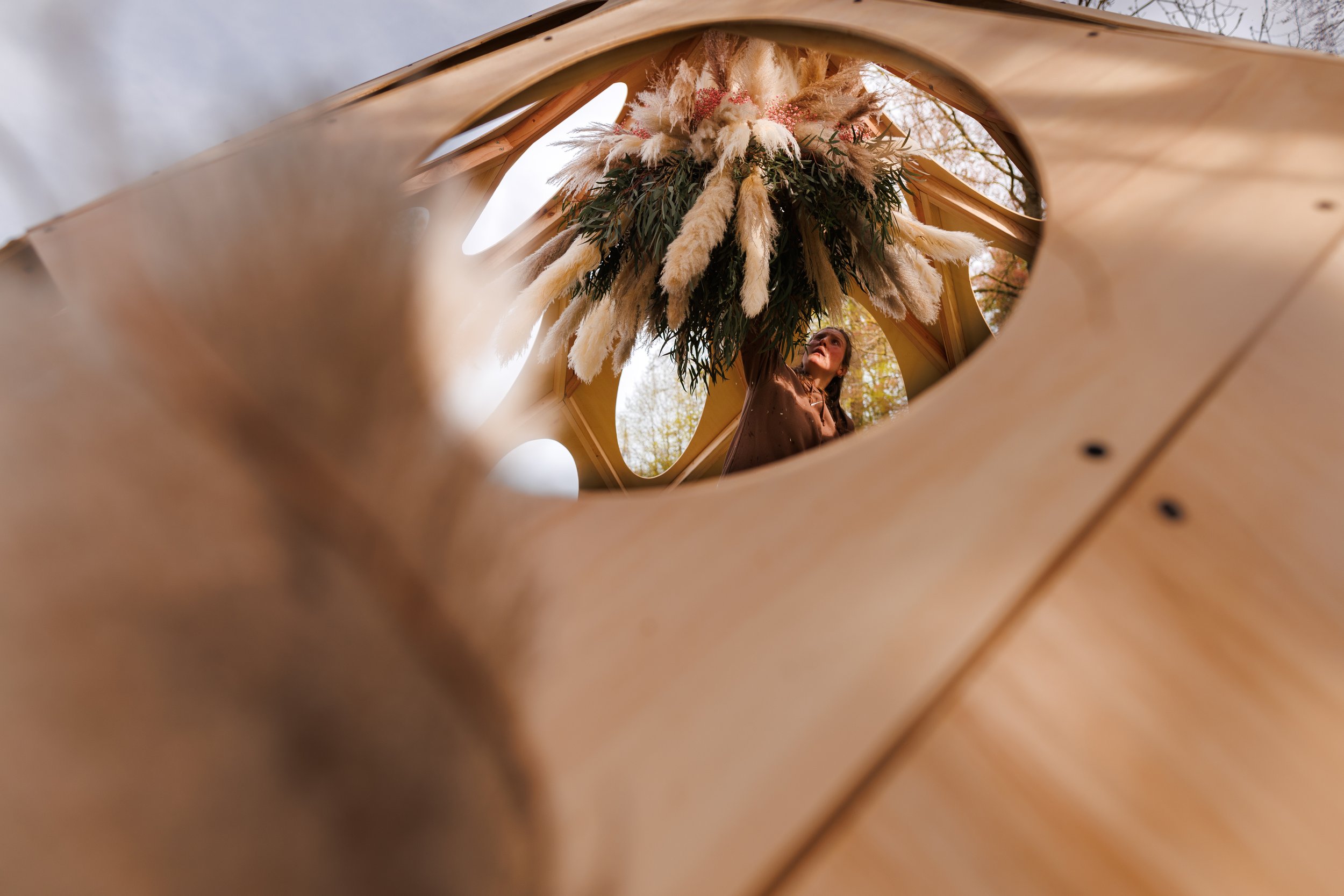 La Fleuriste Enghien décoration structure bois avec pampa et eucalyptus pour une ambiance mariage