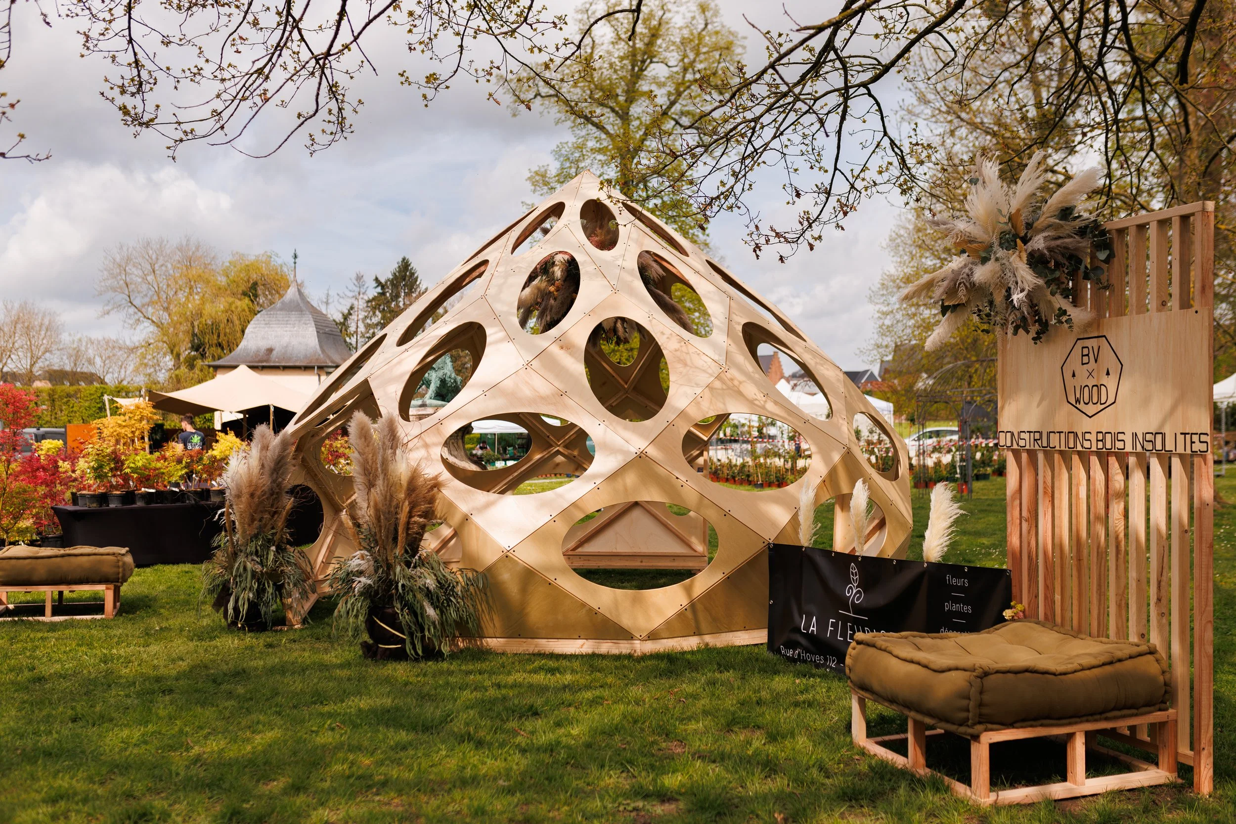 La Fleuriste Enghien décoration structure bois avec pampa et eucalyptus pour une ambiance mariage