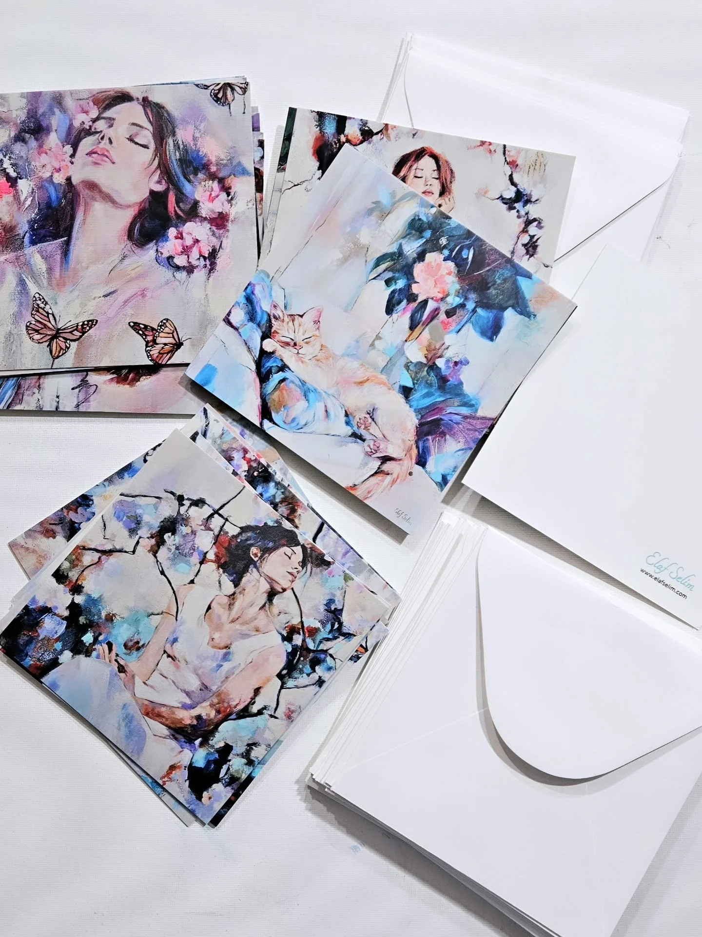 How is your weekend? Today I was organizing most of the day 😊 Here is something sweet for you, I mentioned it in the last email newsletter to the collectors club 🤍 Every order until the end of December comes with a gift, 3 new square art post cards