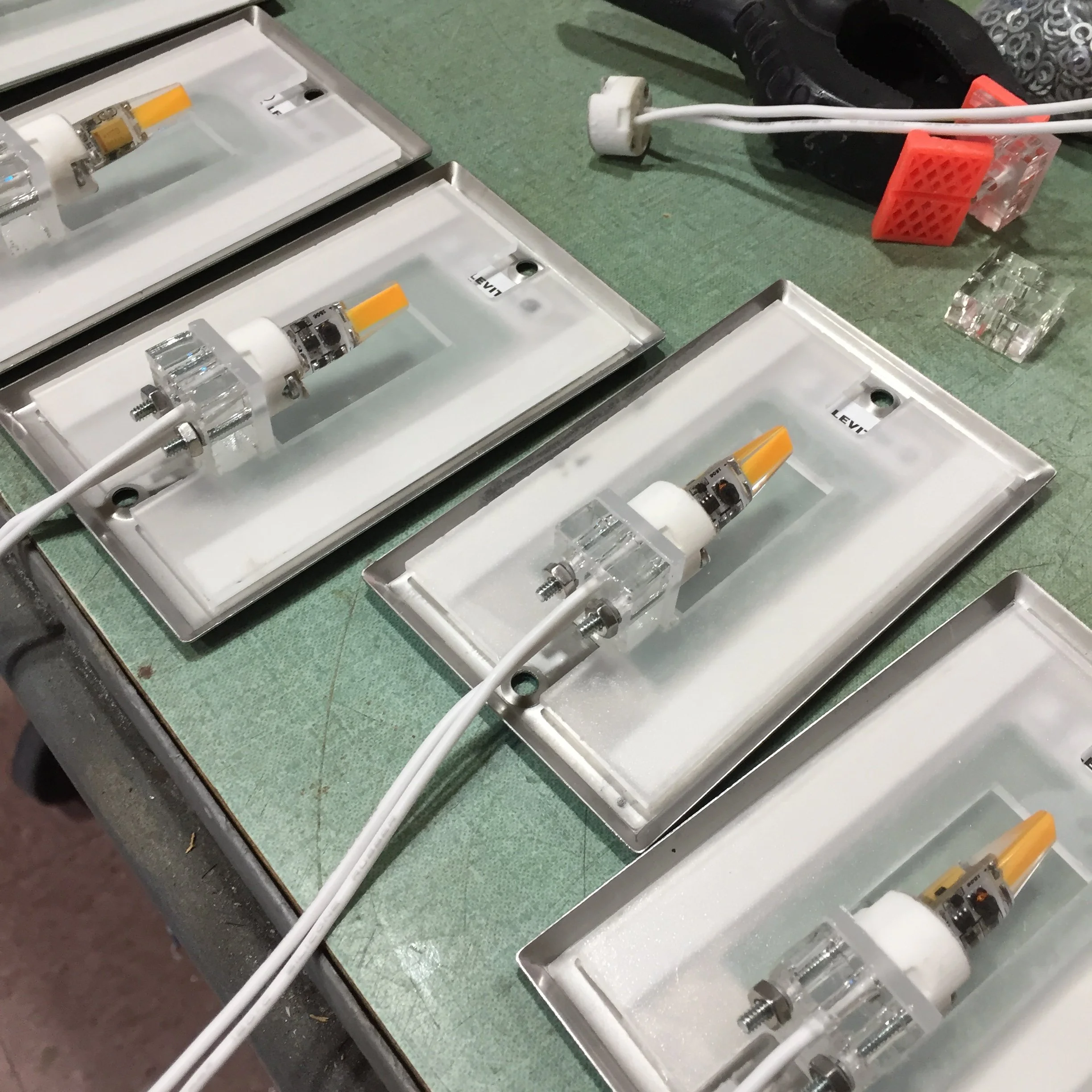 LED wall plate MR16 retrofit 