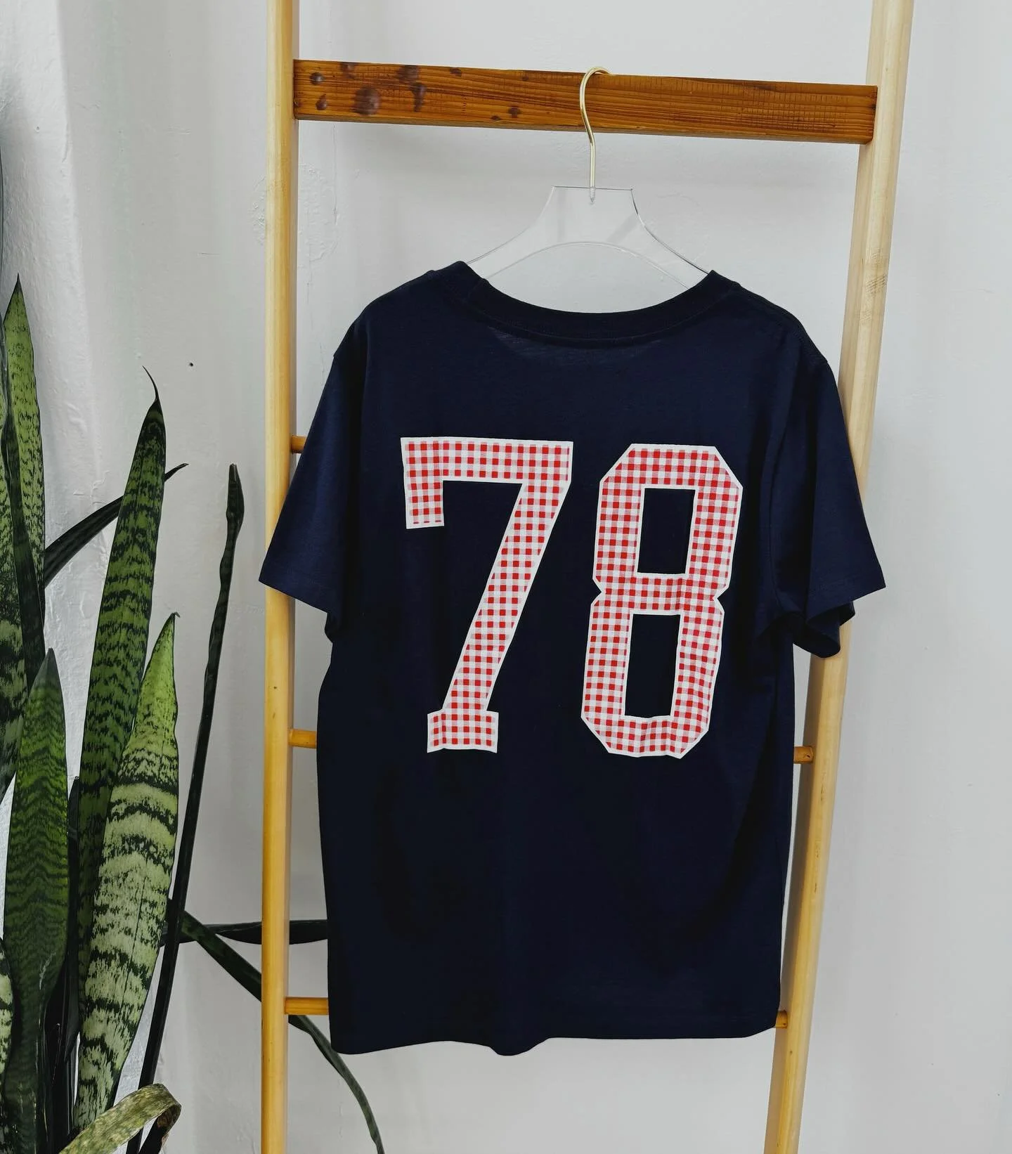 serving sporty vibes with a gingham twist! ❤️✨💙

this navy tee featuring bold 78 graphics is your new off-duty fave!!!

shop now in select macy&rsquo;s stores or online at macys.com🧢✨ #ginghamgoals #offdutystyle #graysonthreads #graysoncolective #m