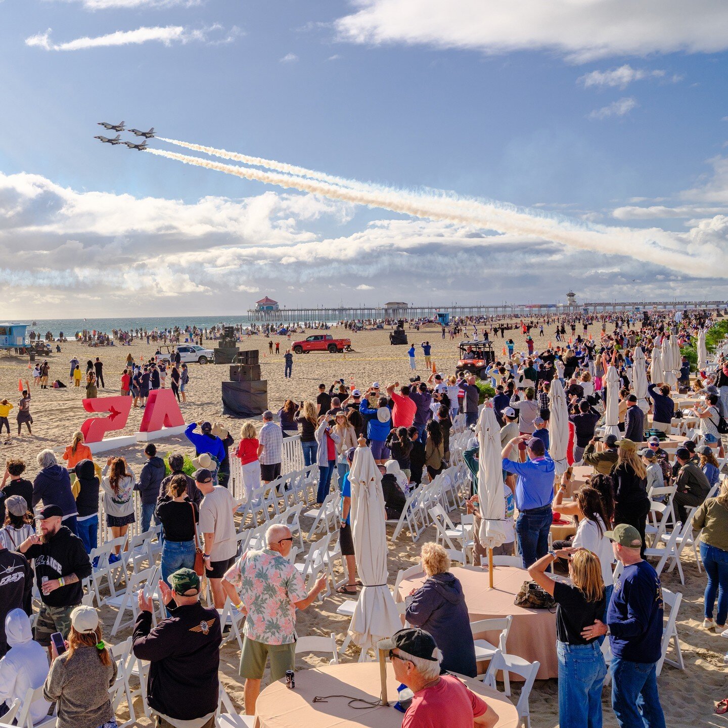 Pacific Airshow Huntington Beach offers SEVEN unique ticket types from only $30 (+ booking fee)! 🎟️ Let us give you the lowdown to help you to choose the best way to sit back and enjoy the show! ☀️✈️

All tickets include access to food vendors, beac
