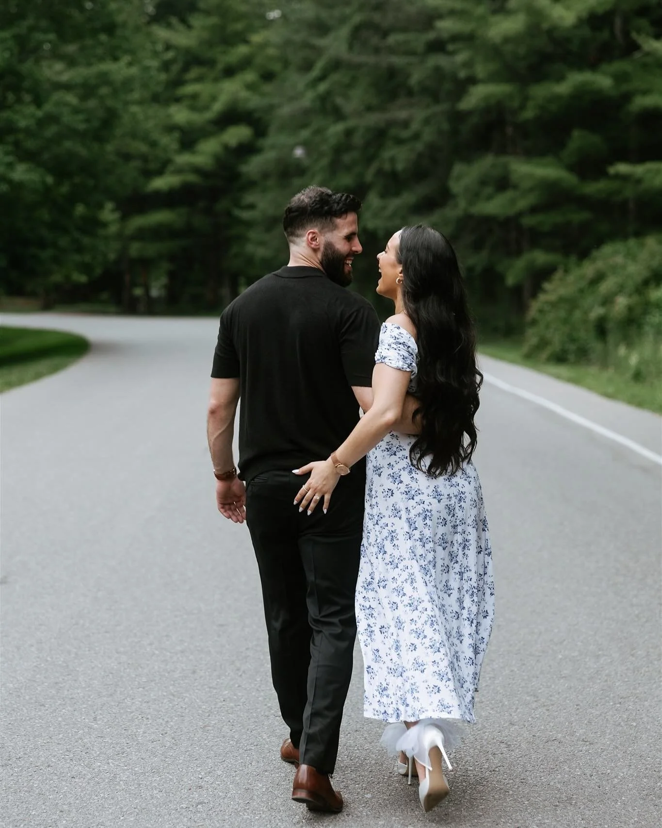 Engagement photo tip: When it comes to outfits, think matching or complimentary… but not “twins” 👯🚫
Also, we’ll be walking, sitting, standing, twirling, leaning and more, so pick an outfit that can move with you throughout