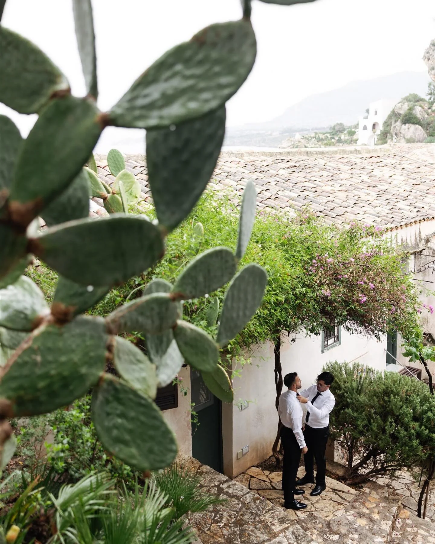 It’s about that time when my couples are planning their engagement sessions and the most common question I get is “what should we wear” 🤔
So in the spirit of that, here are 5 tips for the boys on what to wear/prep before your enga