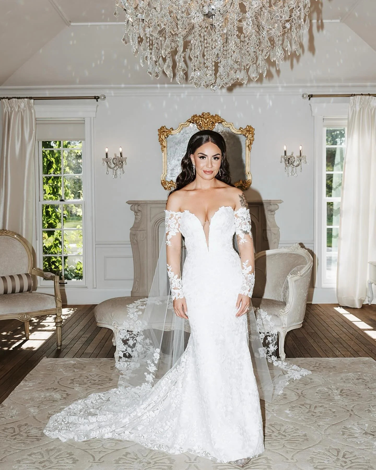 What made this so unique was how Alexa and Jossip created an intimate, close-knit atmosphere at their wedding despite having a packed hall with 200+ people and a 30 person bridal party 
It felt like they had a meaningful conversations and interactio