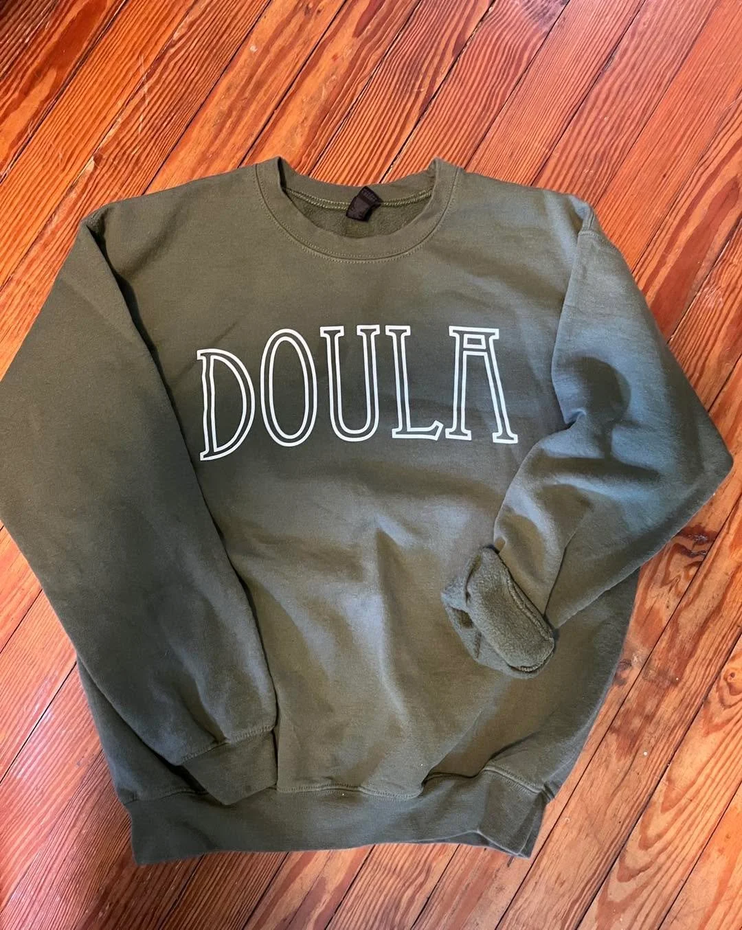 Communication is key! 🔑Here are some things I bring with me to births that help us communicate as a team, including your providers! First off - I wear a sweatshirt that let&rsquo;s everyone know who I am! I make a point to introduce myself, but some