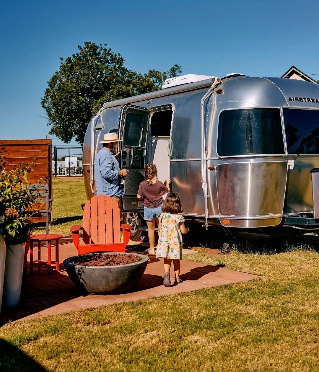 Wake up on the farm and fall asleep under the stars. Our vintage Airstreams at Fischer &amp; Wieser Farmstead offer the perfect mix of nostalgia and nature-tucked among peach trees, just minutes from Main Street. Cozy, quiet, and pretty magical.

Rea
