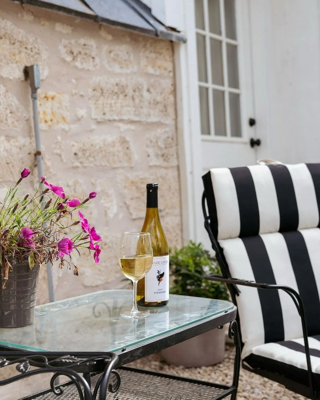 They say the magic is in the moments - and we couldn&rsquo;t agree more.
With Porch Light&rsquo;s Guest Experiences, your stay becomes more than a place to rest. Imagine:
🍷 A private wine tour through the hill country 
💐 A Sweetheart Package adding