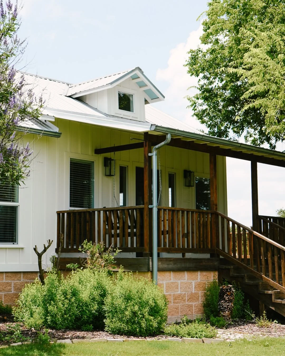 Wake up to Hill Country serenity at Cedar Haus at Gr&uuml;n Meadow. Just minutes from Main Street, this modern ranch retreat is made for slow mornings, starry nights, and a peaceful connection to nature 🍃

Discover more and plan your stay at the lin
