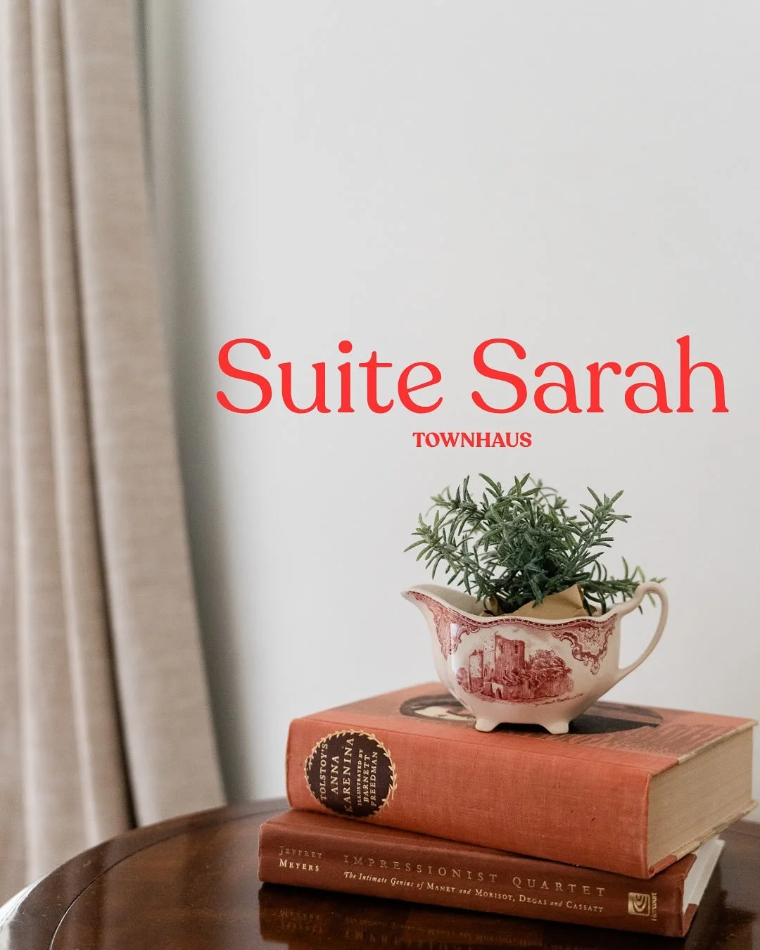 A suite that feels like home &mdash; cozy corners, soft light, and thoughtful details at every turn. 

Stay awhile at Suite Sarah inside TownHaus ✨