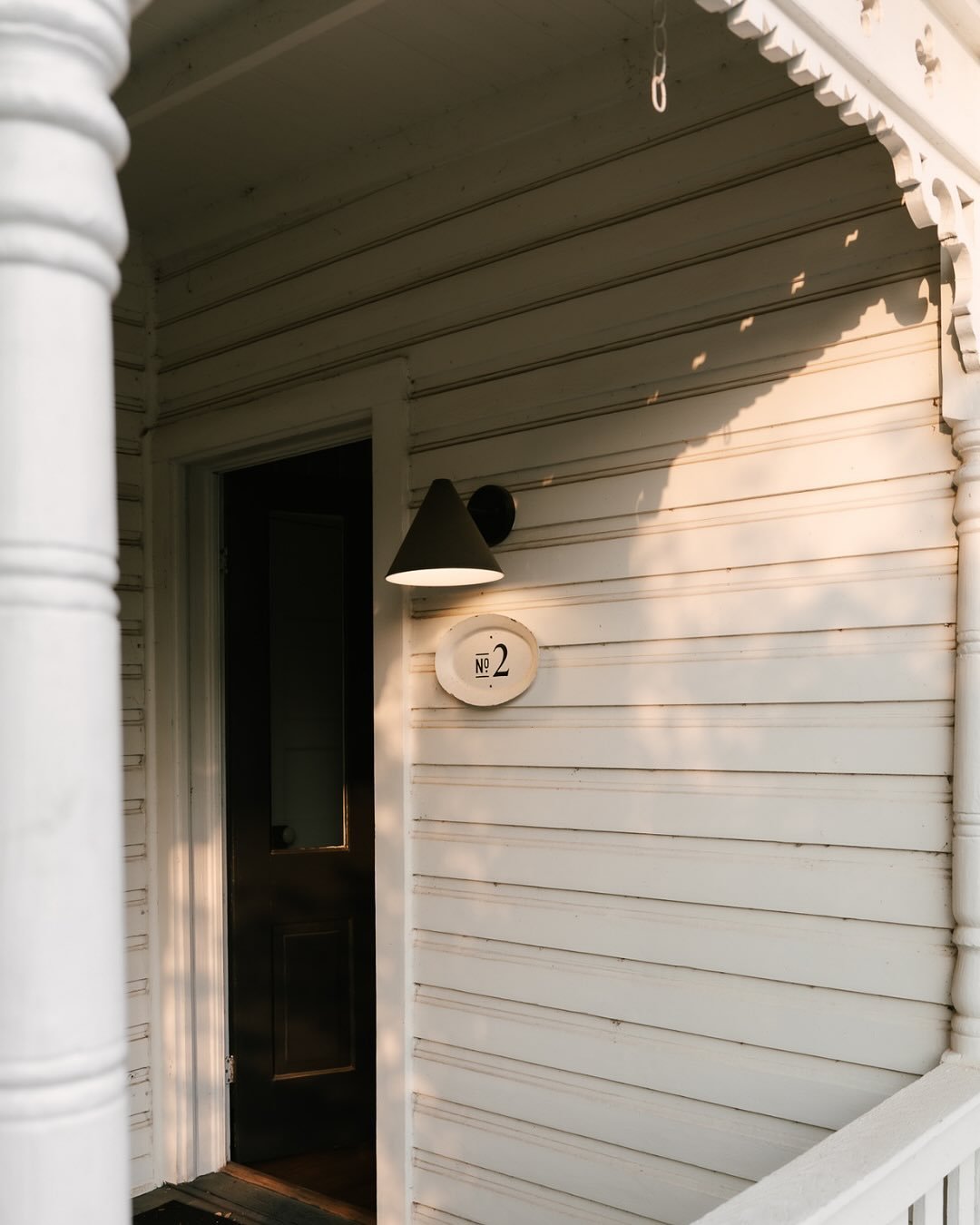 This week&rsquo;s morning lineup: sunlit homes, porch hangs, and spaces designed to slow you down ✨