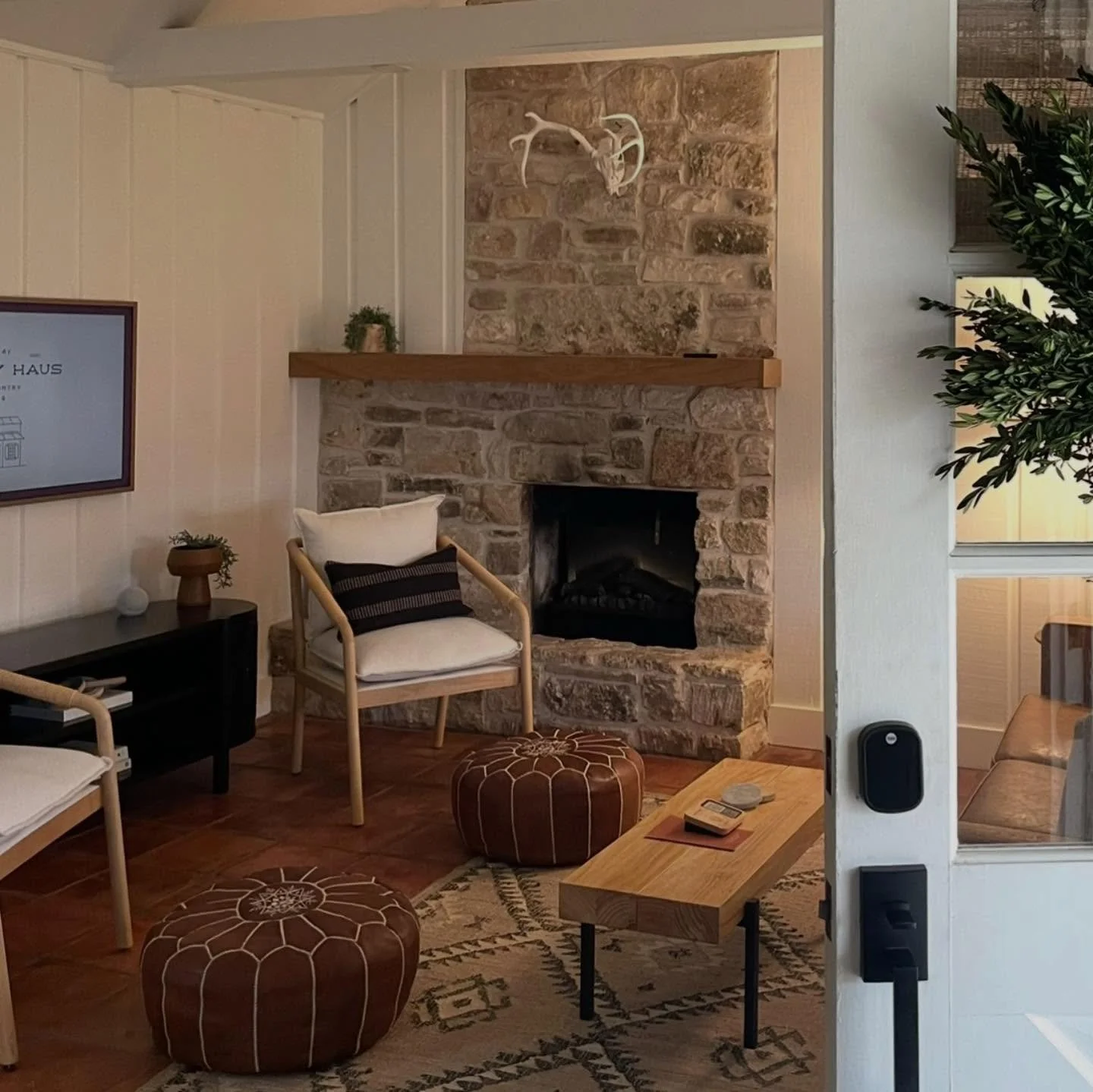 Character lives in the details&mdash;from timeworn textures to thoughtfully collected pieces. It&rsquo;s the same spirit you feel walking through Fredericksburg, carried into every Porch Light stay.

Visit the link in our bio to book!