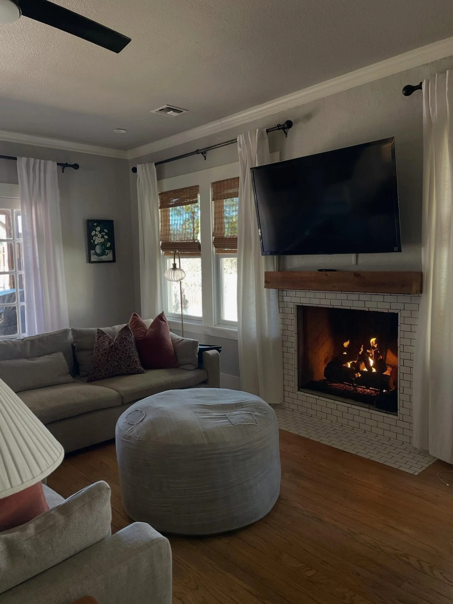 Checking in at Porch Light means checking out of everything else. Cozy spaces, big views, and room to breathe.

Visit the link in our bio to book!