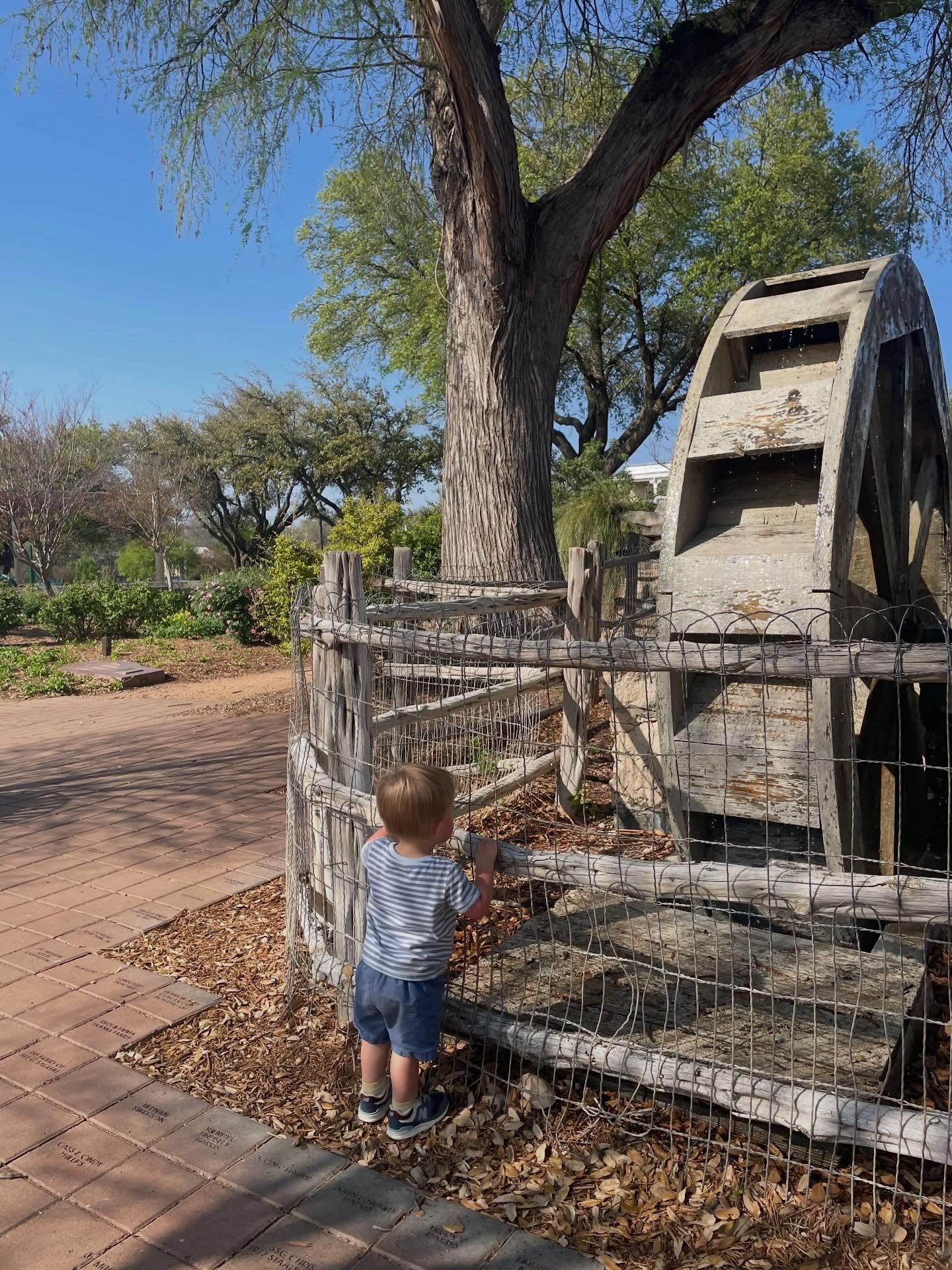 A little post for our locals (or wannabes)🫶 Here&rsquo;s how we spend a weekend in Fred!

Save this post for your next trip with us ✨

☀️ A walk through the garden at Marktplatz + the playground with littles
🍔 Dinner at the iconic @theoriginalalamo
