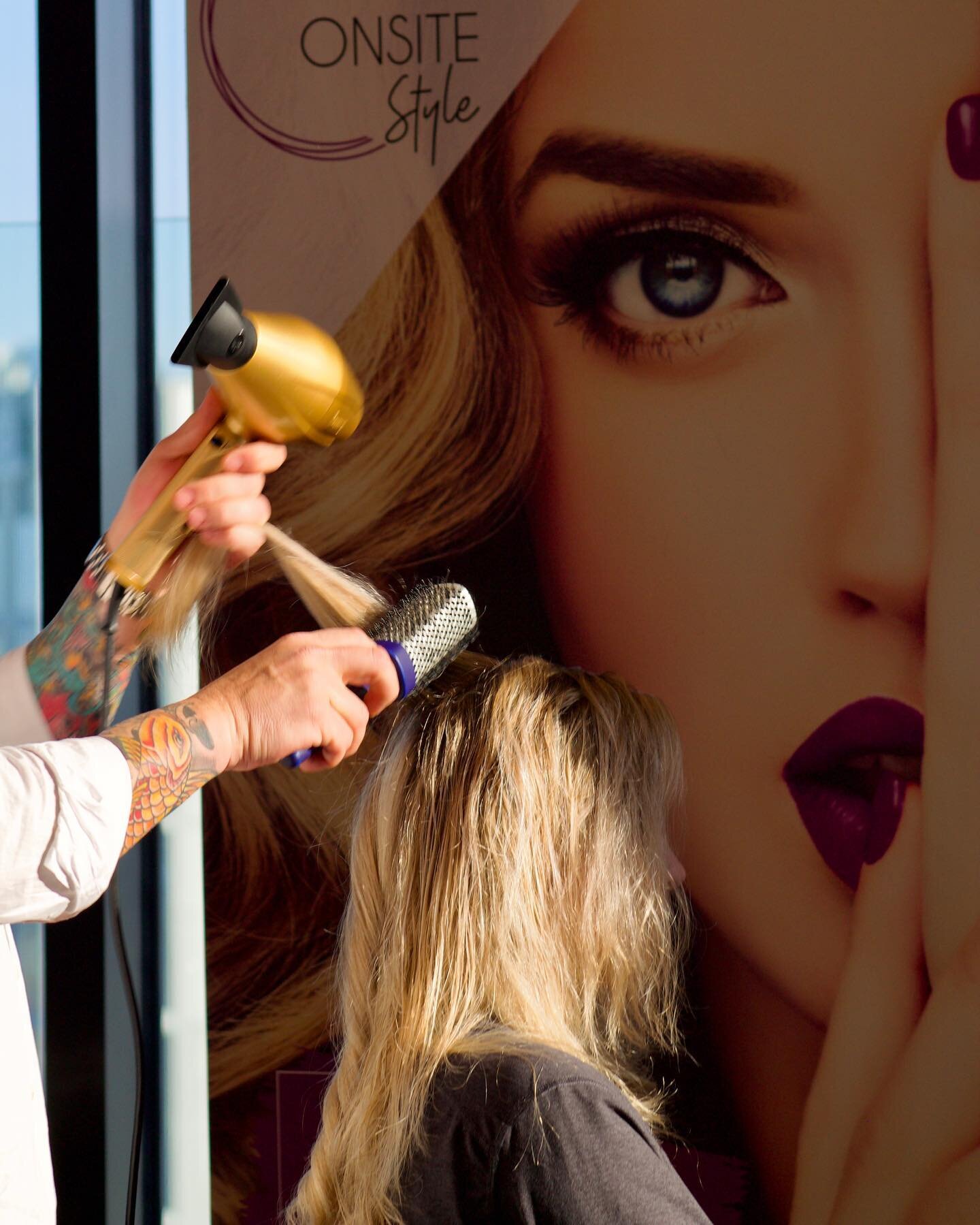 Golden hour glow and a brand new hairstyle &ndash; the perfect combo for a summer stunner! Get ready to shine all season long! We will be at The Metlo this Wednesday. Appointments go quickly, so book yours now!
*
*
*
#2023 #greystarapartments #greyst