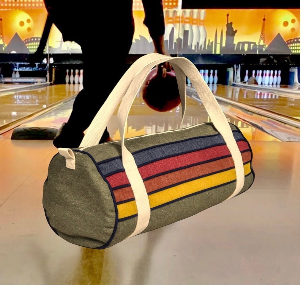 Pour une sobri&eacute;t&eacute; lumineuse. D&eacute;clinaison de nos housses en version bowling bag. 
Nos sacs polochons sont parfaits pour toutes vos aventures ! 🧳 Con&ccedil;us en toile robuste et dot&eacute;s d'un design &eacute;pur&eacute;, ils 