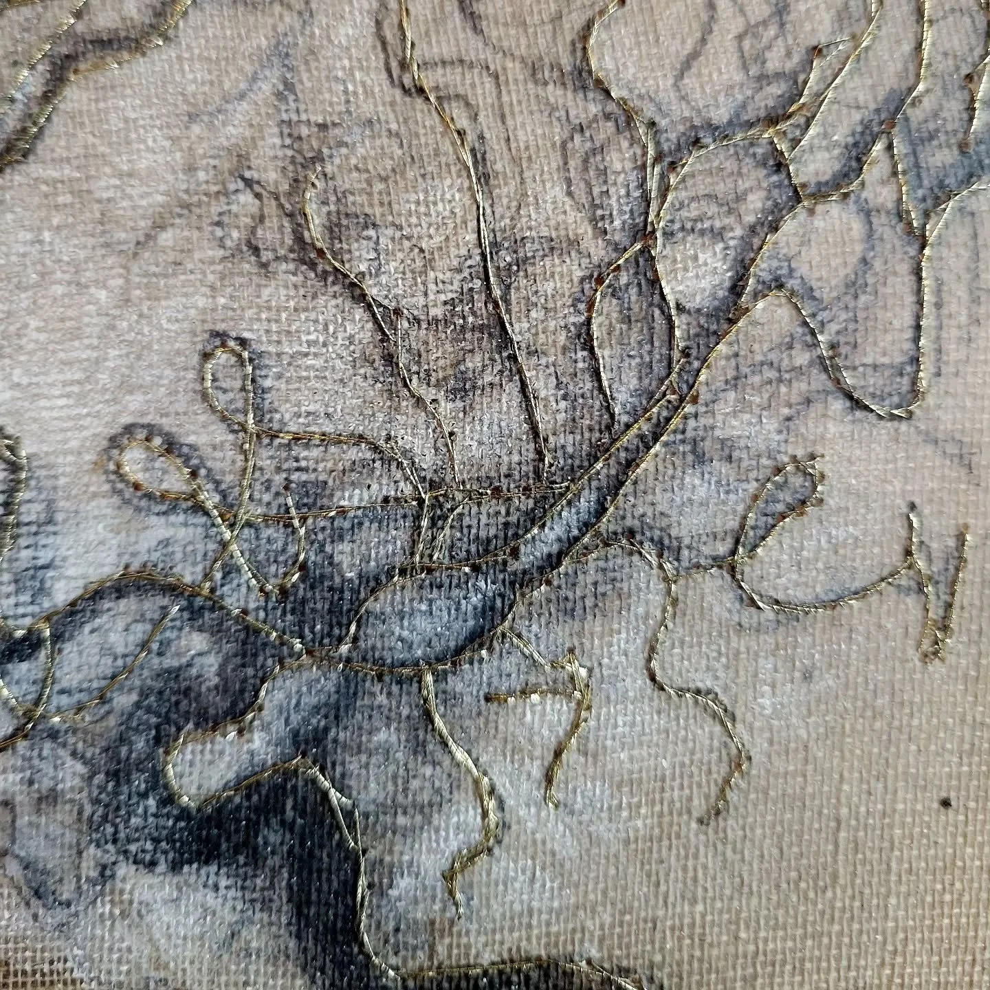 I have been embroidering tiny #brains 🧟&zwj;♀️ Two more on deck.

#graphite #rabbitskinglue #acrylic and #embroidery on #linen