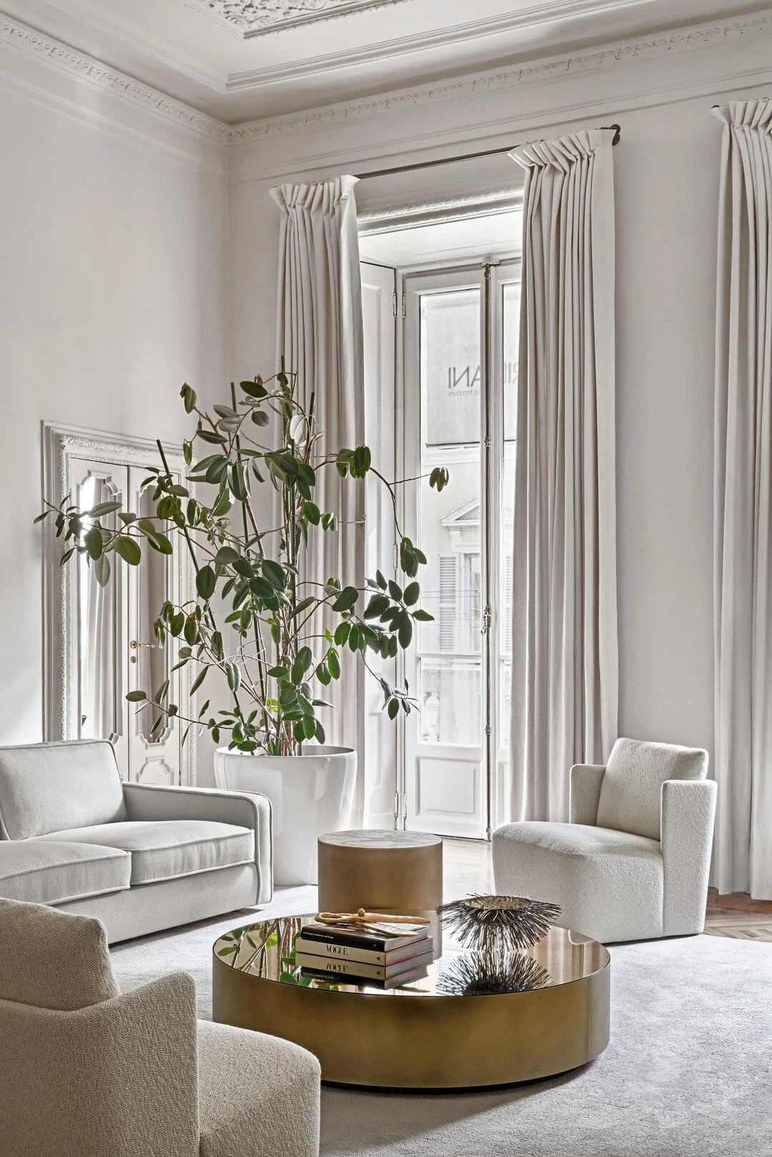 Recent sofa obsession: Hector ​​​​​​​​​
Available at @schoellerinteriors

#interiordesign #interiordecoration #furniture #sofa #moebel #wohnzimmer #inneneinrichtung #livingroom