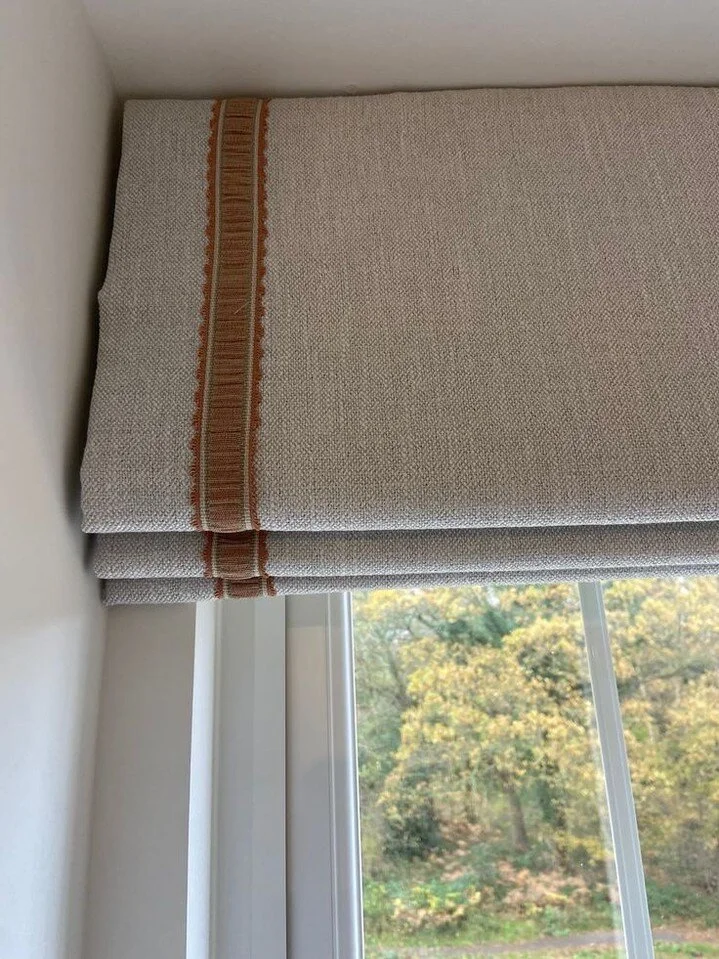 Never a dull moment when designing Roman blinds - combinations are endless!​​​​​​​​​
Bei der Gestaltung von Raffrollos wird uns nie langweilig #wien #inneneinrichtung #einrichtung #wohnzimmer #esszimmer #schlafzimmer #altbau #wienerwohnen #romanblind