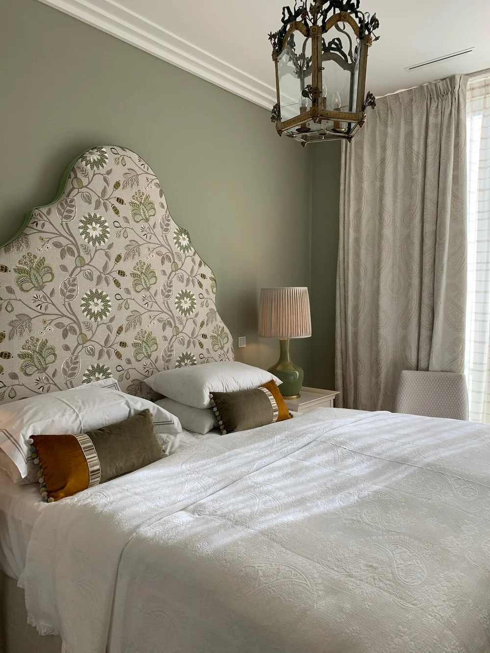 Snapshot of the guest room in our latest project in Munich.​​​​​​​​​
Custom headboard 
Custom bedside tables
Table Lamp @portaromanauk

#muenchen #inneneinrichtung #einrichtung #wohnzimmer #esszimmer #schlafzimmer #altbau #wienerwohnen #initeriordesi