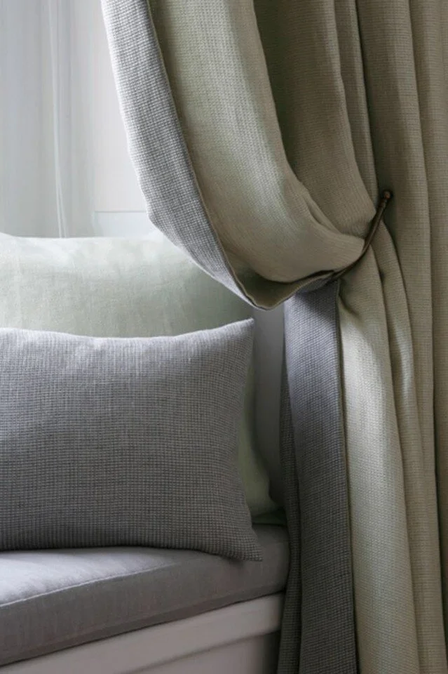 Cozy Look with this double-face linen curtain​​​​​​​​​
 #wien #inneneinrichtung #einrichtung #wohnzimmer #esszimmer #schlafzimmer #altbau #vorhang #stoff #curtain #windowtreatment