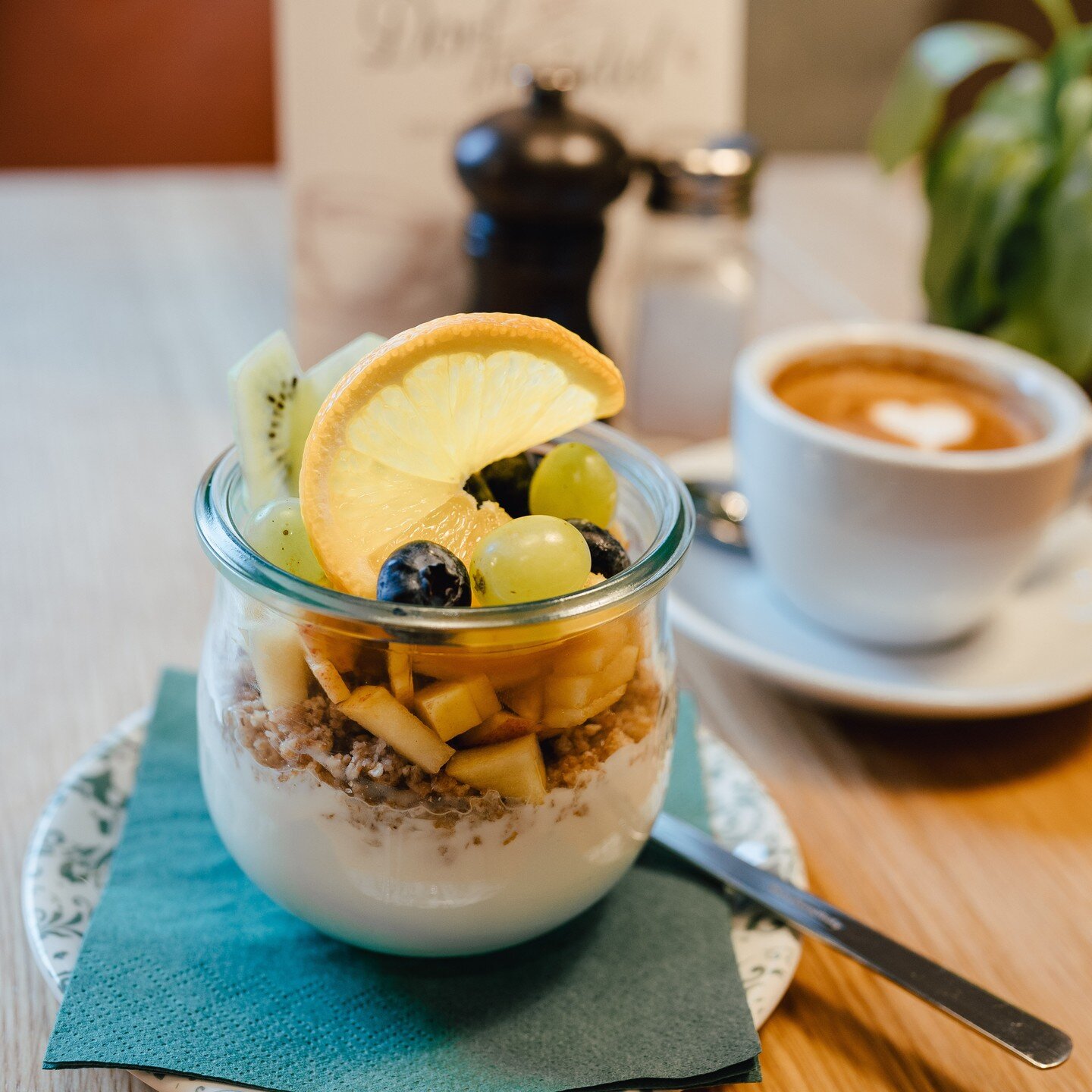 Joghurt mit Knusperm&uuml;sli und frischem Obst - einfach lecker 😋

#cafe_dorfmaedel #steisslingen #hegau #lakeofconstance #breakfast #coffee #barista #fr&uuml;hst&uuml;cksideen #healthyfood #startyourdayright #muesli #delicius #fruits #goodmorning 