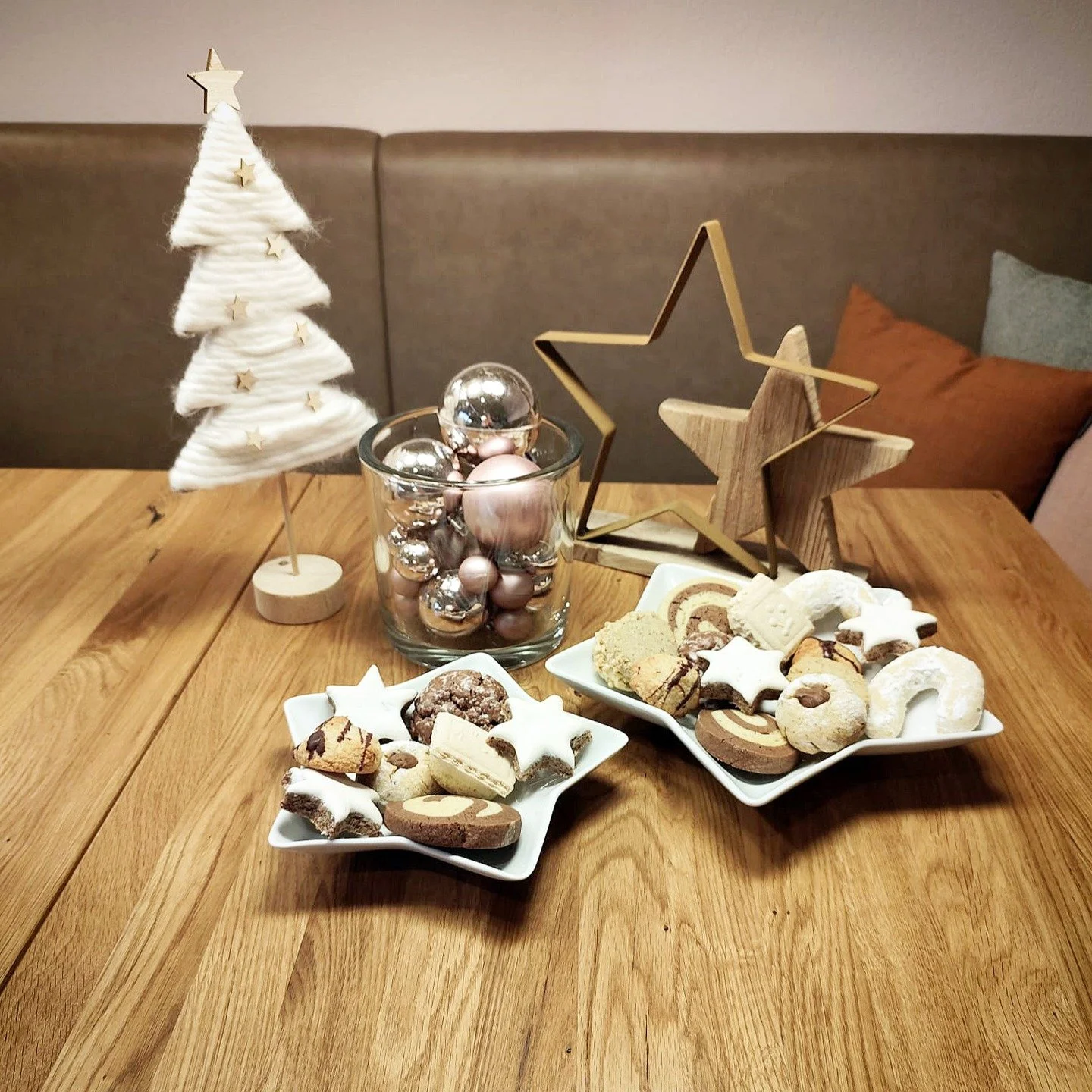 Unsere liebevoll selbstgemachten Weihnachtspl&auml;tzchen bringen dir festlichen Genuss in die Adventszeit. 🎄Genie&szlig;e eine Auswahl traditioneller Klassiker in gem&uuml;tlicher, weihnachtlicher Atmosph&auml;re &ndash; gerne auch zum Mitnehmen. ?