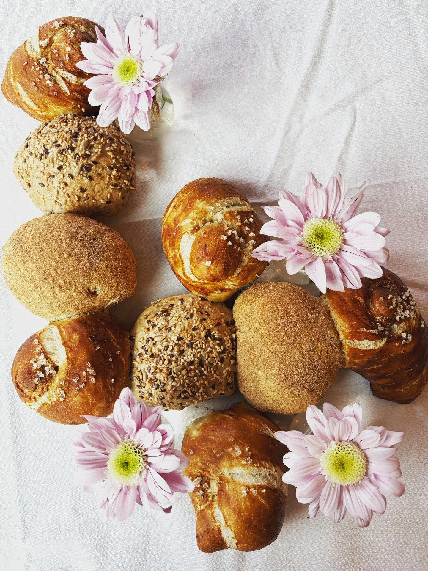🎉 4 Jahre Caf&eacute; Dorfm&auml;del 🎉
Vier Jahre voller Kaffeeduft, liebevoll zubereiteter Fr&uuml;hst&uuml;cke, leckerer Kuchen und wundersch&ouml;ner Begegnungen. 🤍☕🥐
Von Herzen danke an alle, die uns seit Tag eins begleiten oder erst vor Kurz