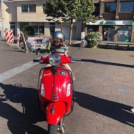 Deze 'Indian Summer' bevalt ons wel😎☀ Heerlijk weer om vanop de Vespa van de ontluikende herfst te genieten in Noord-Limburg 🍂🍄🐿. De weersvoorspelling voor de komende dagen ziet er ook veelbelovend uit...Boek nog snel voordat het Vespaseizoen ero