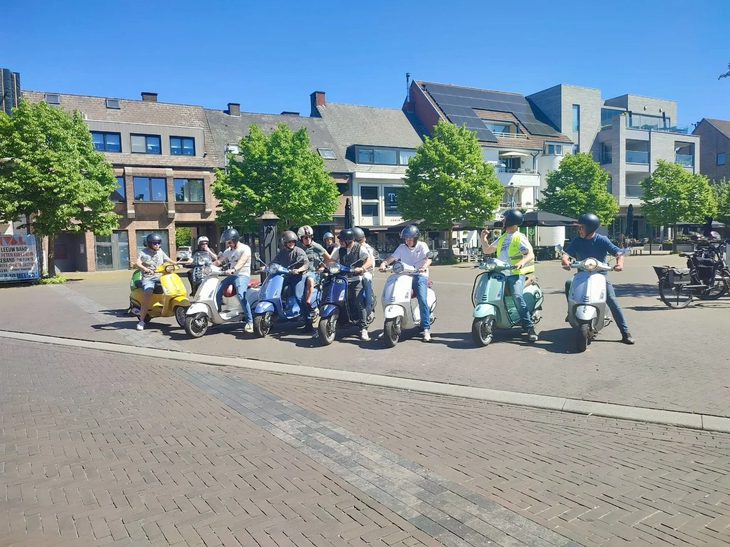 De afgelopen weken mochten we weer een mooi en veelzijdig publiek verwelkomen op onze Vespa&rsquo;s 🛵
Van een gezellige gezinsuitstap, een vriendinnengroep, tot een energieke teambuilding met collega&rsquo;s en een onvergetelijke vrijgezellendag &md