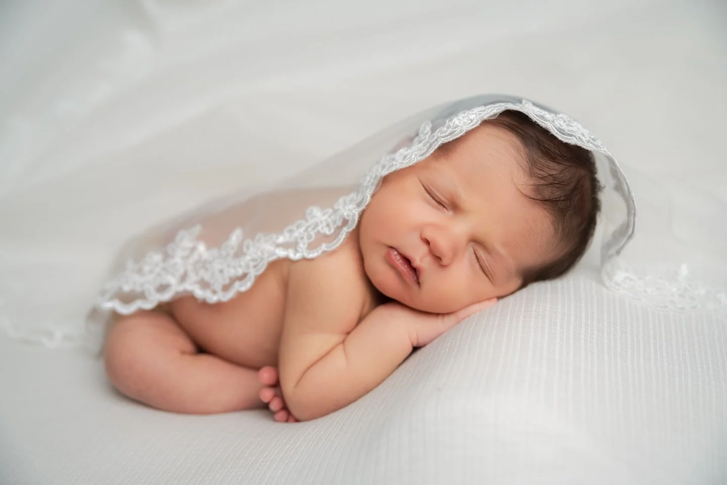 First worn by mom 👰🏻✨ #newbornphotographer #newbornsession #newbornphotos #newbornphotoshoot #newbornphotography