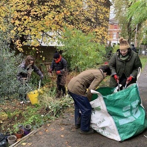 Prepping community gardens for winter with the help of corporate volunteers. This time we took care of Paulet Estate / @theremakerylondon community garden.

If you'd like to take your team out for a day away, get in touch!

@lindamccartneyfoods

#cor