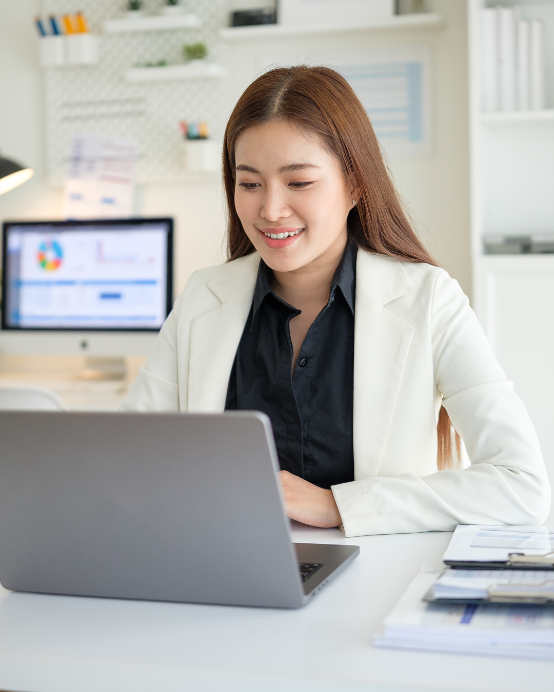 Female startup founder in one-on-one pitch coaching session with communication coach