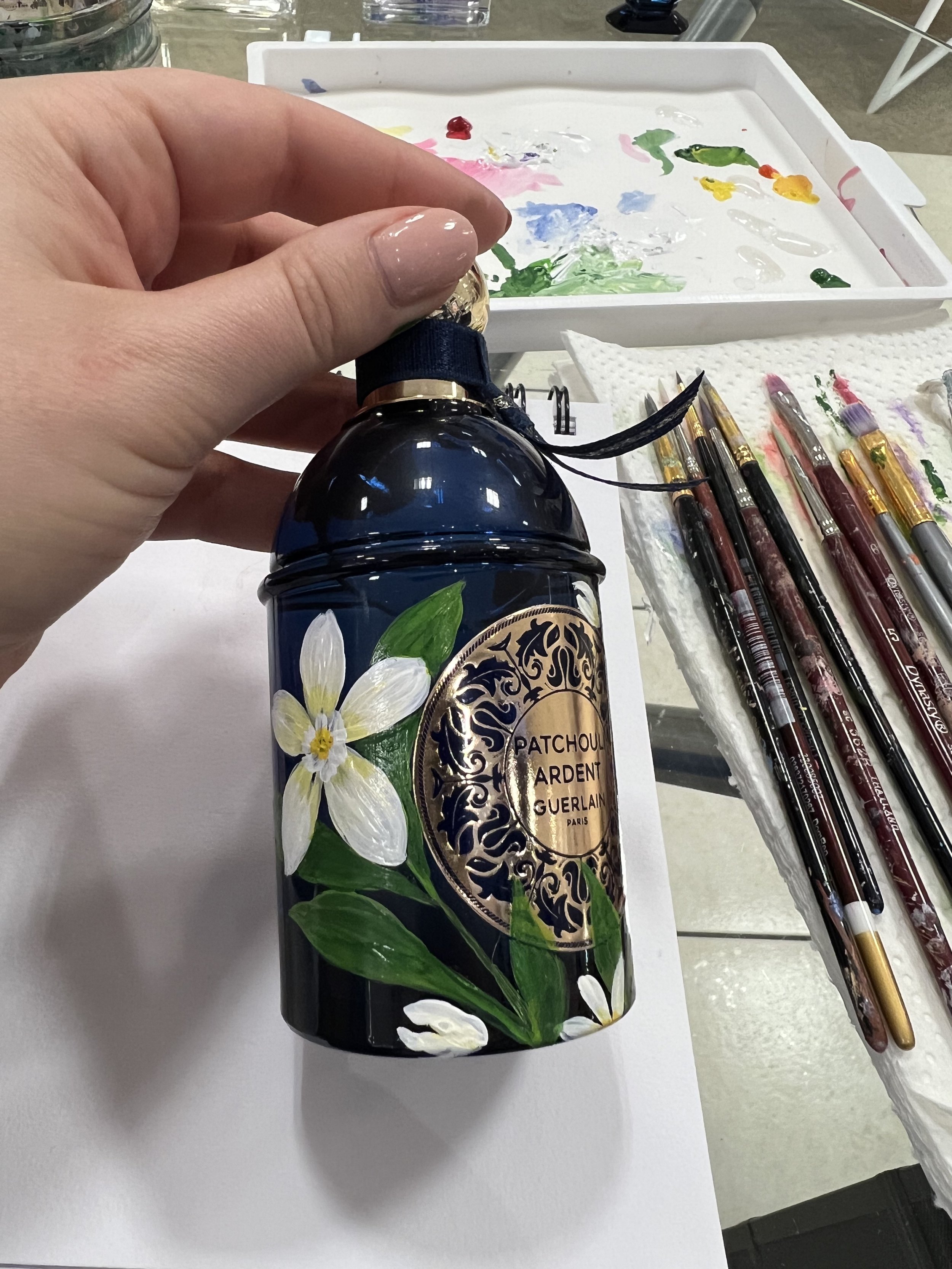 montreal-artiste-pour-evenements-qui-fait-la-peinture-florale-sur-bouteilles.jpeg