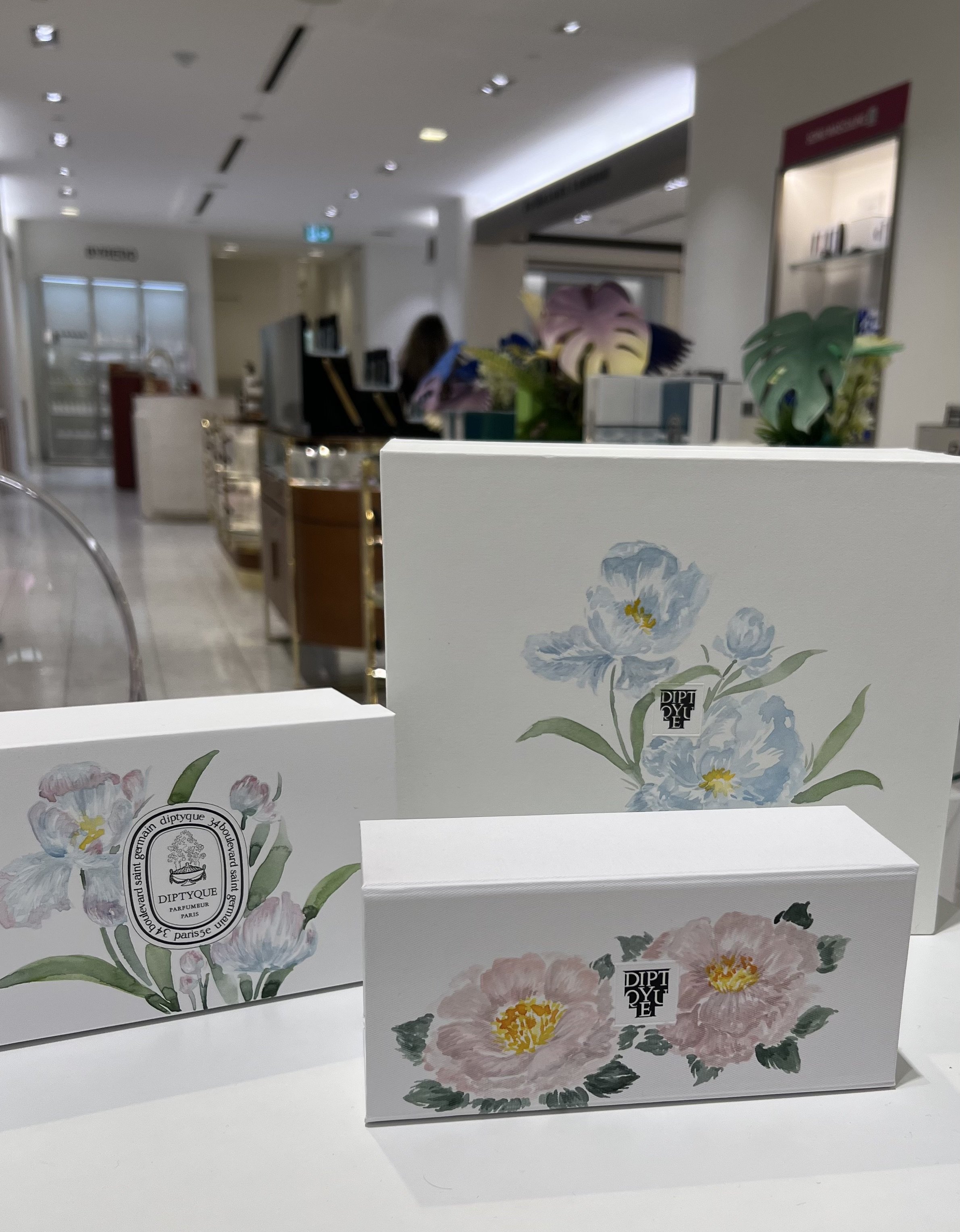 live-event-artist-in-montreal-paints-florals-on-luxury-packaging-at-holt-renfrew-ogilvy copy.jpeg