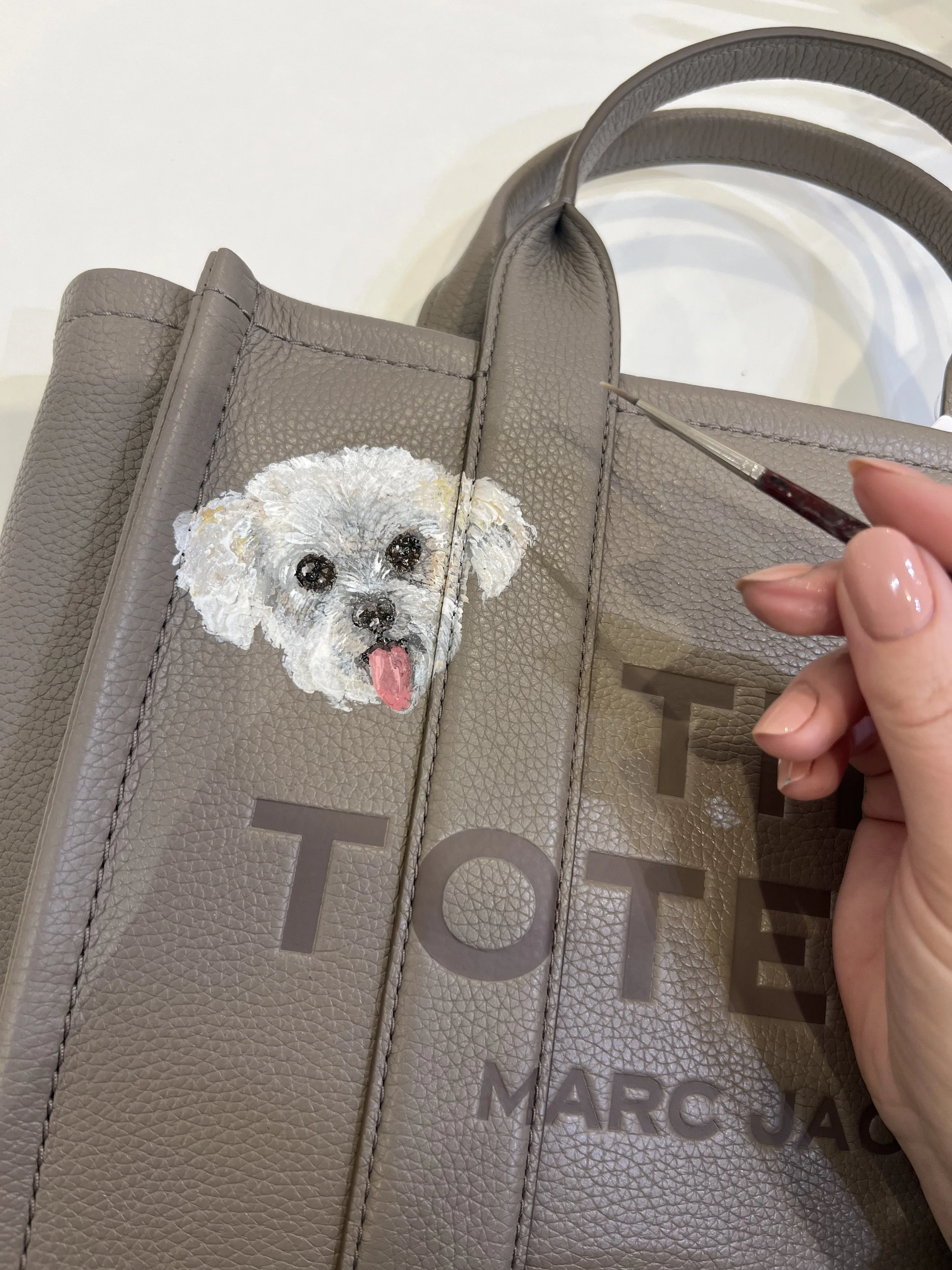 montreal-event-artist-jodi-tellier-painting-pet-portrait-on-handbag.jpeg