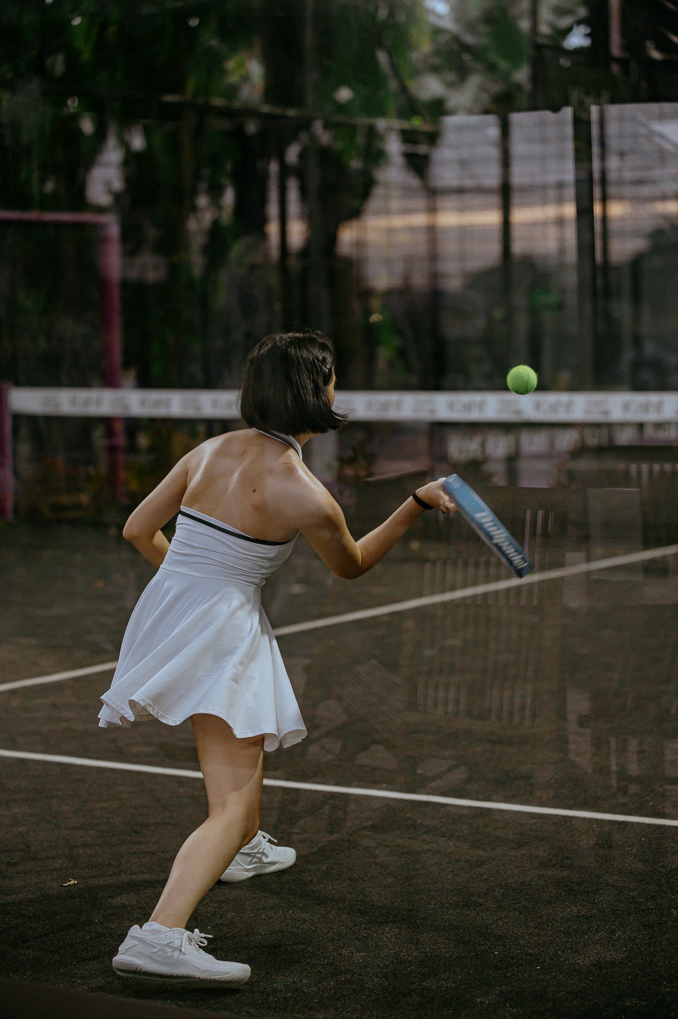 Woman play padel
