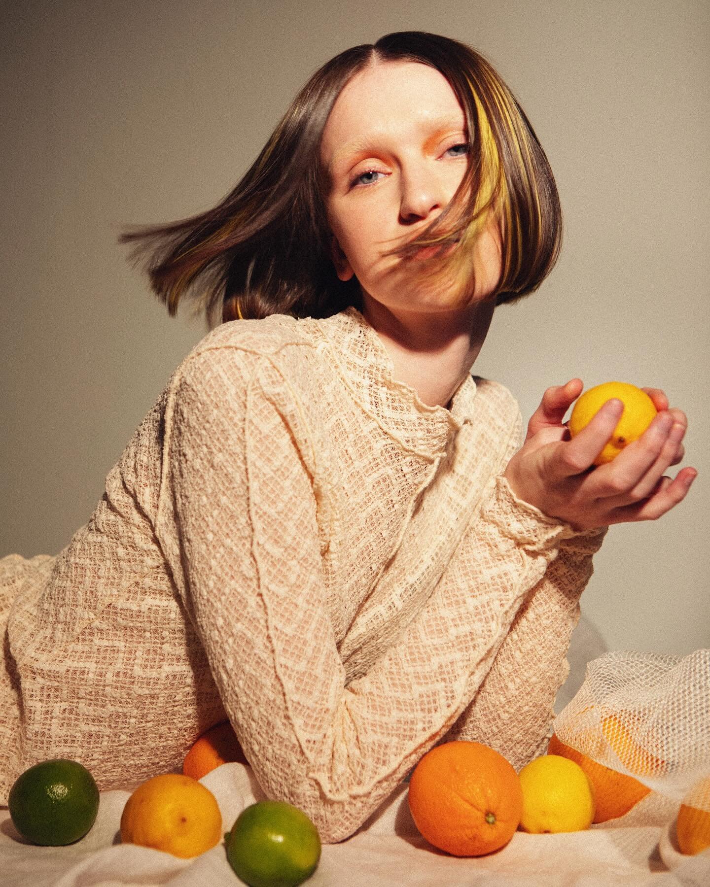 🍋🍋🍋

Otroliga Edith , citroner och gult h&aring;r! Davines editorial med grymt team @edithagnes @lindaafotograf @davinessverige @makeup.hair.hannahbirgersson 

@vastervikcity